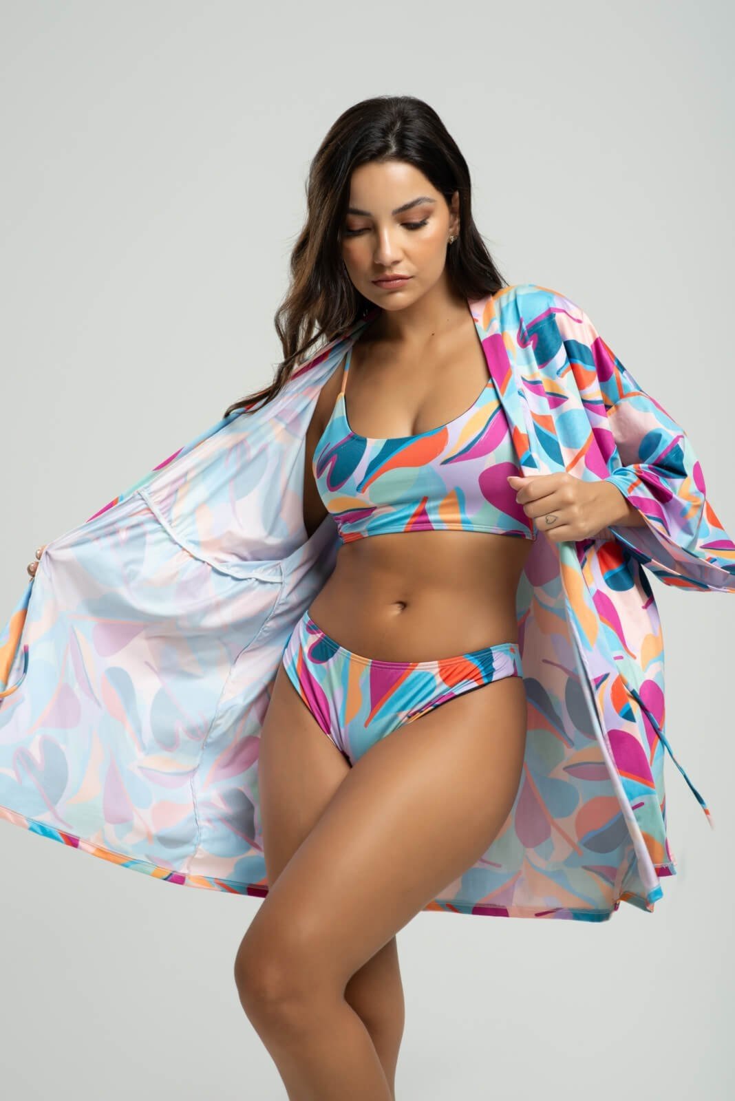 Vista 2 Saida de Praia Kimono Vicbela Curto Manga Longa Camisão De Amarrar Proteção UV Colorido estampado/multicolorido Vicbela estampado/multicolorido