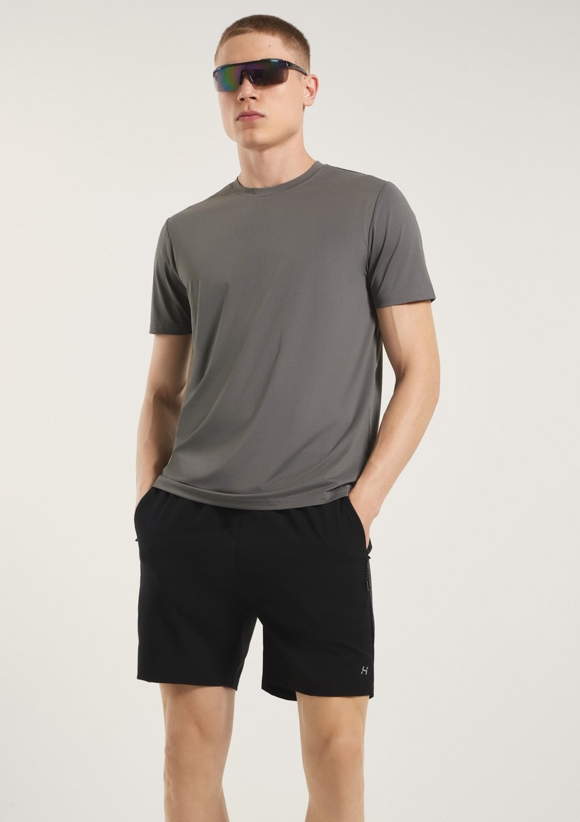 Vista 2 Bermuda Esportiva Masculina Easy Care HERING SPORTS preto HERING SPORTS preto