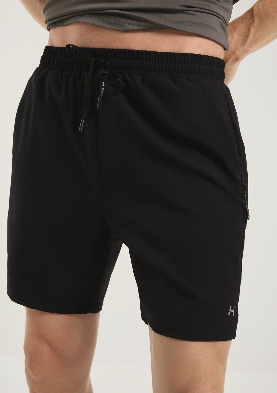 Vista 3 Bermuda Esportiva Masculina Easy Care HERING SPORTS preto HERING SPORTS preto