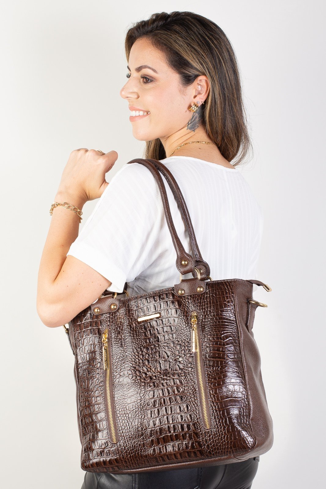 Vista 3 Bolsa Andrea Vinci De Ombro Em Couro Croco Lizandra - Café preto Andrea Vinci preto