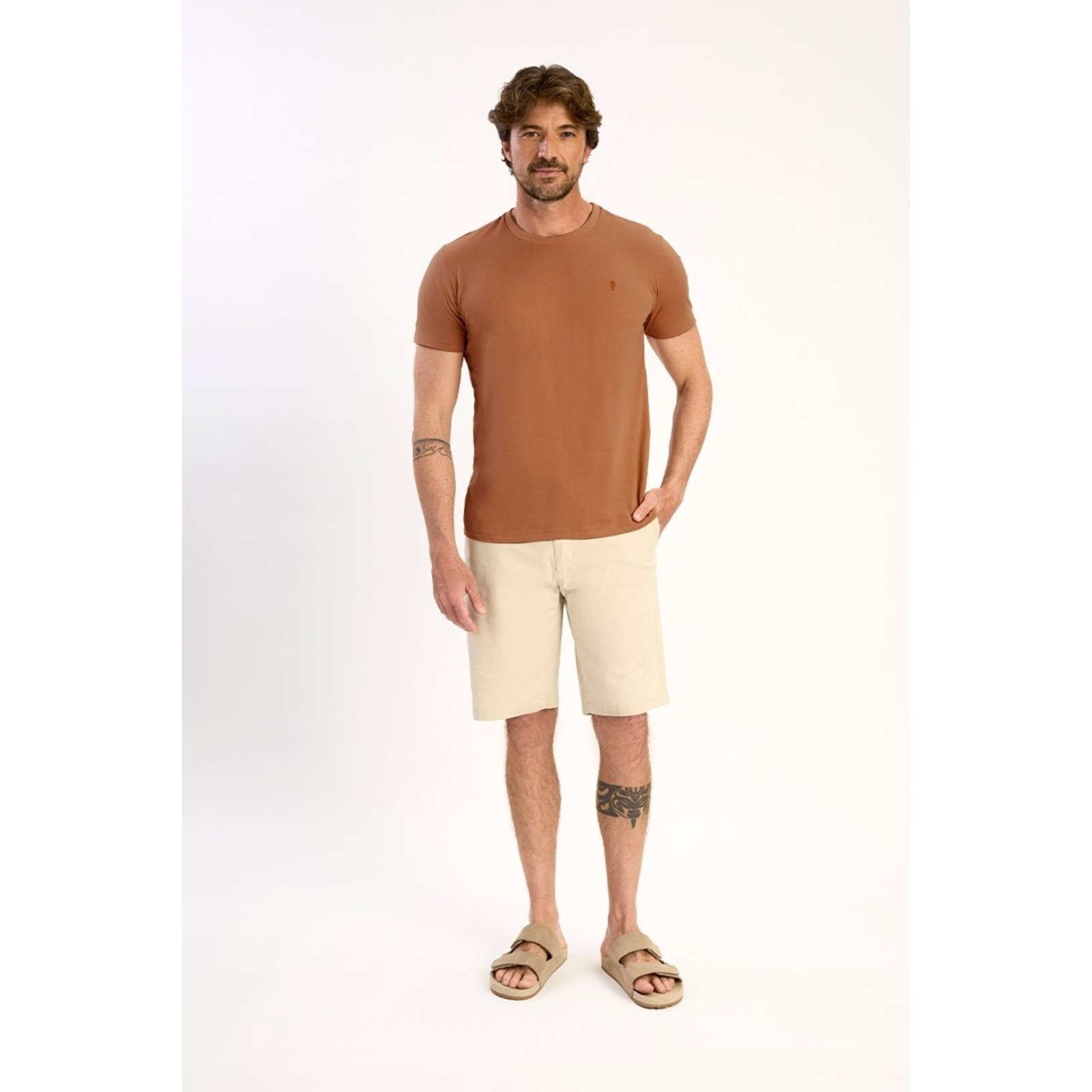 Camiseta Masculina em Meia Malha Confortável