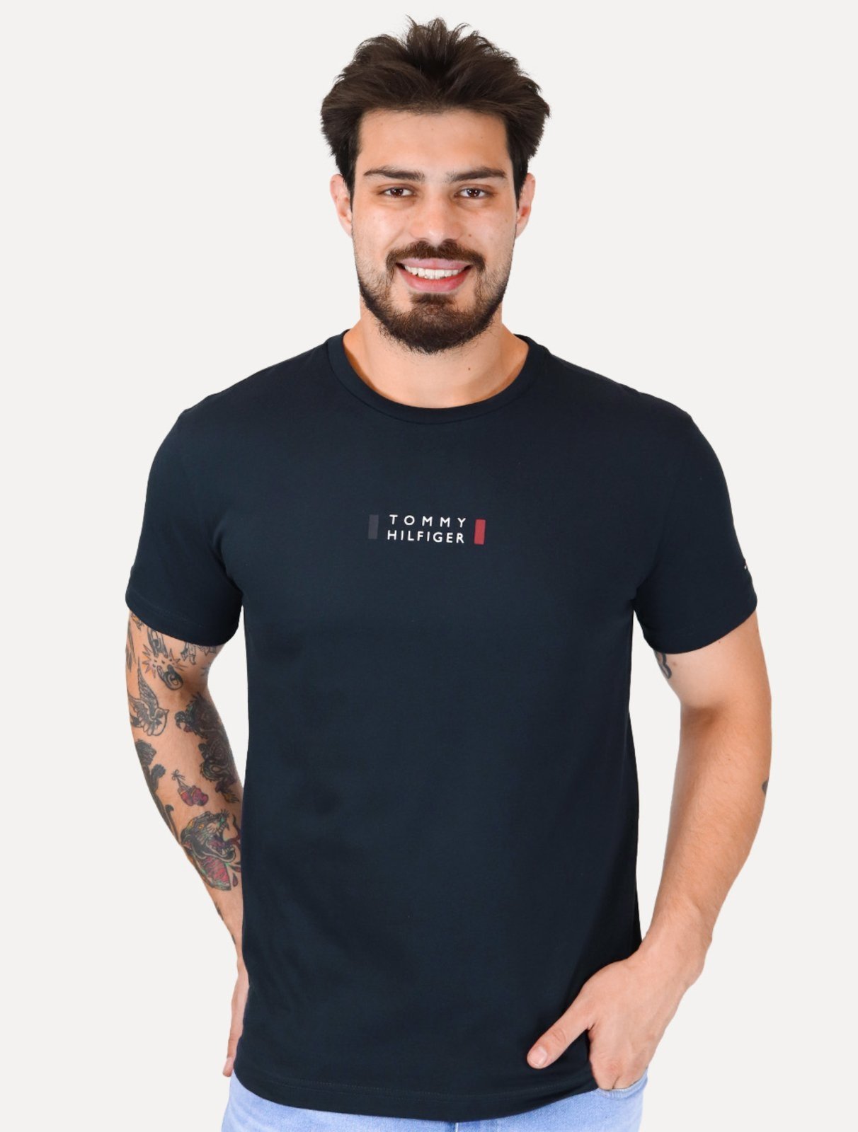 Vista 2 Camiseta Tommy Hilfiger Masculina Stack Center Brand Love Print azul marinho Tommy Hilfiger azul marinho