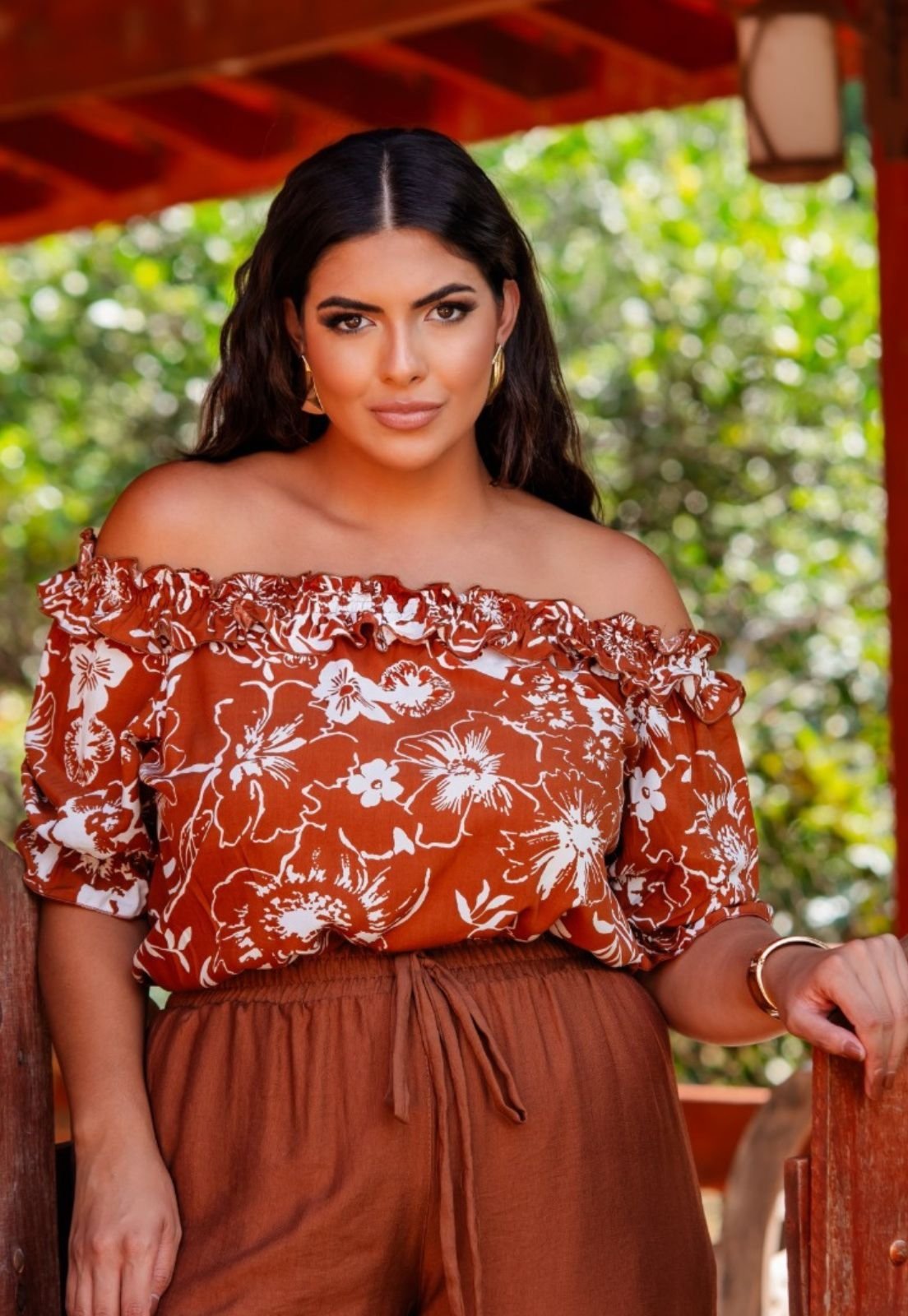 Blusa Ombro a Ombro Floral Plus Size em Viscose Marrom