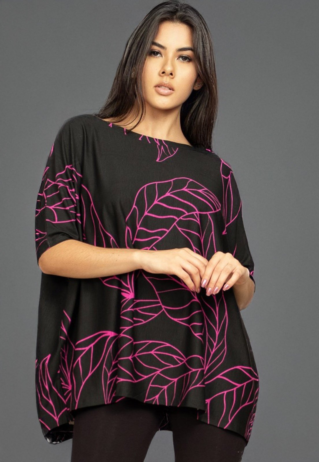 Blusa Cabanafree Ampla Malha Morcego Manga Curta Estampa Antúrios Lilás