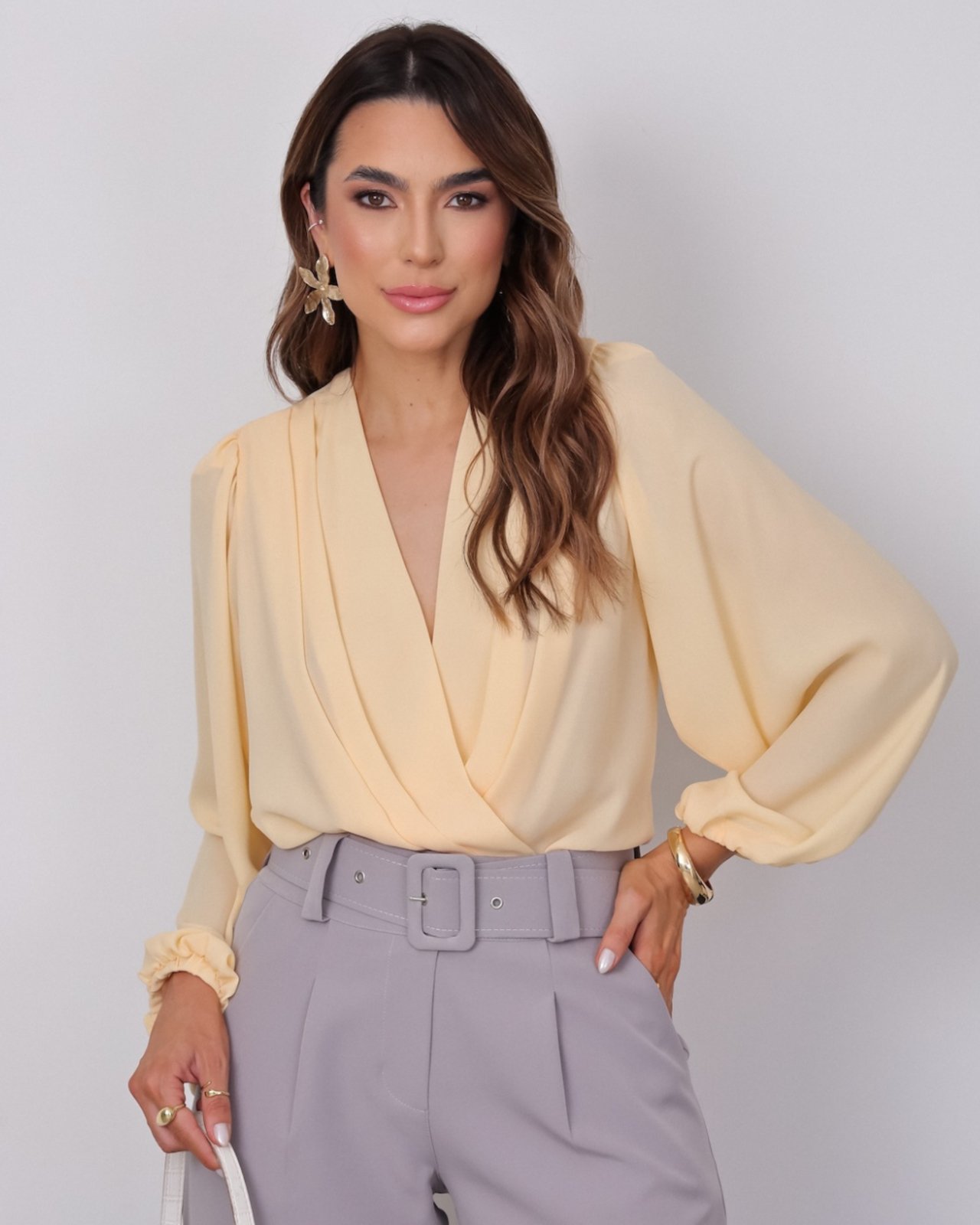 Body MOS Feminino Amarelo Claro Manteiga em Crepe com Decote Transpassado Sem Bojo e Manga Longa Bufante