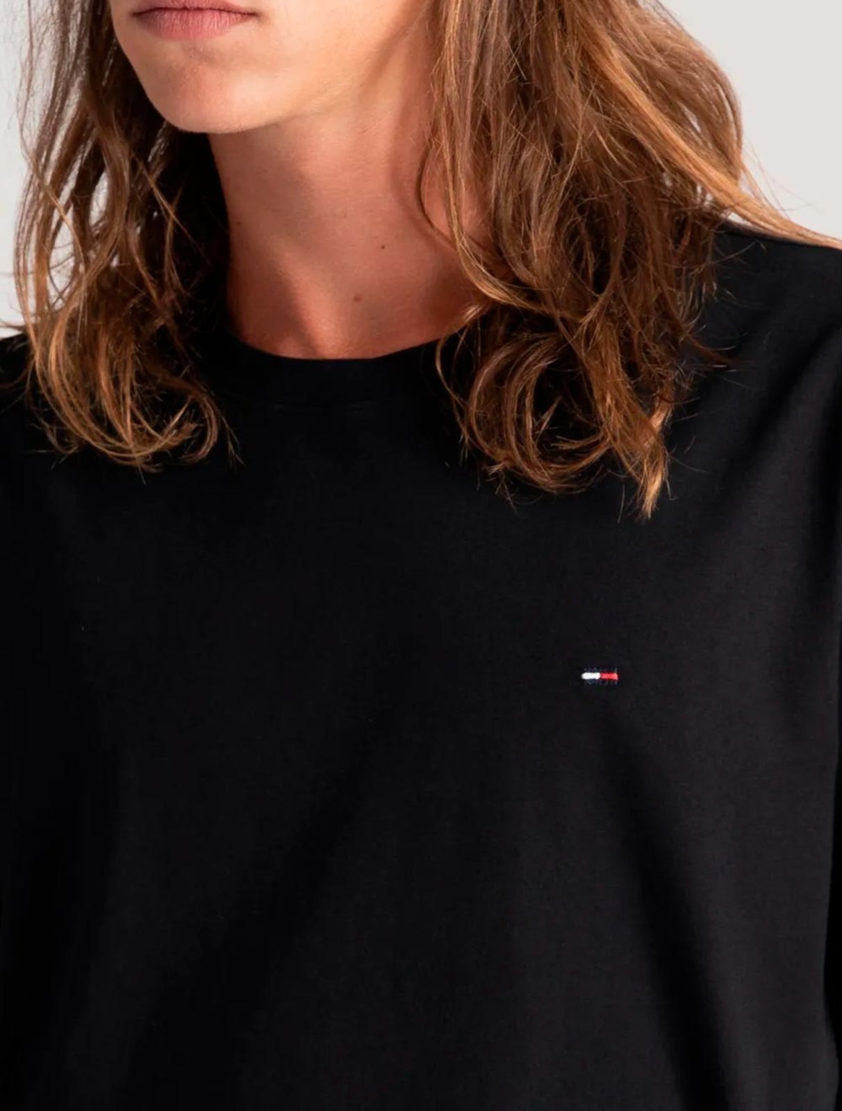 Vista 3 Camiseta Tommy Jeans Regular Jersey C-Neck Flag Preta preto Tommy Jeans preto