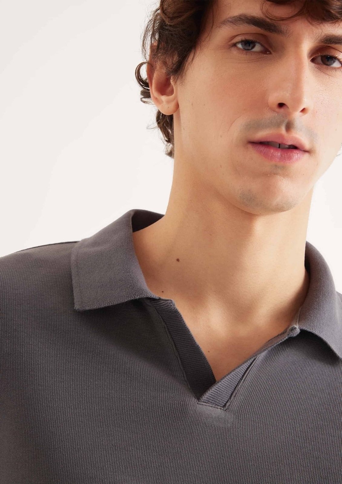 Vista 3 Camisa Polo Masculina Gola V Em Malha Premium Hering cinza Hering cinza