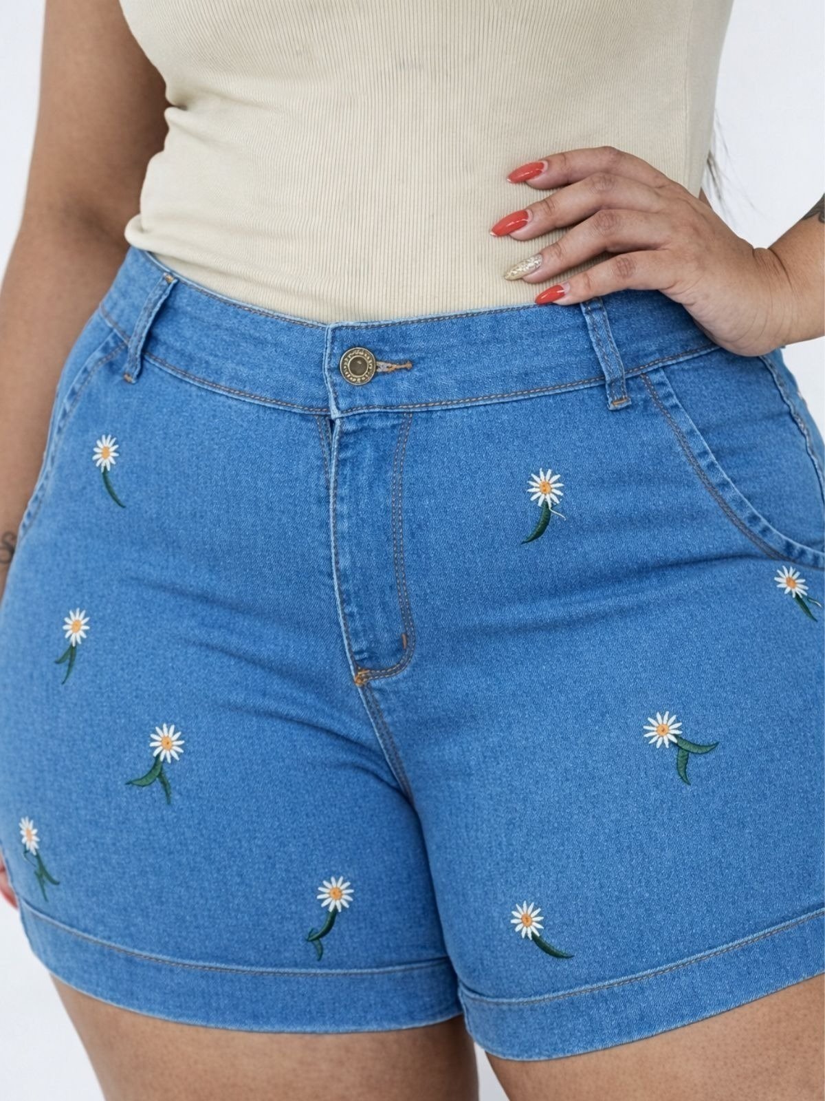 Short Donna De Paula Meia Coxa Jeans Bordado De Flores Plus Size Cintura Alta Com Elastano