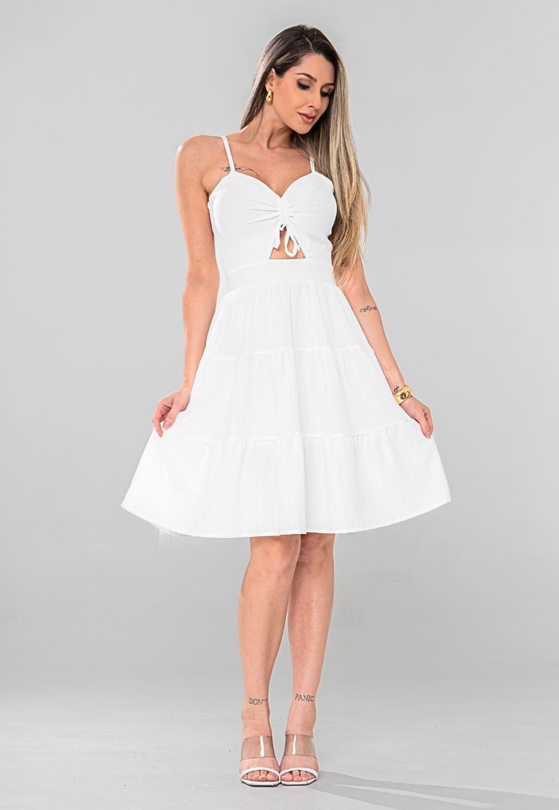 Vestido Floral Curto Decote Frontal Duna Premium White Tendencia Com Babado Com Alça Com Regulador Costas Nuas Branco