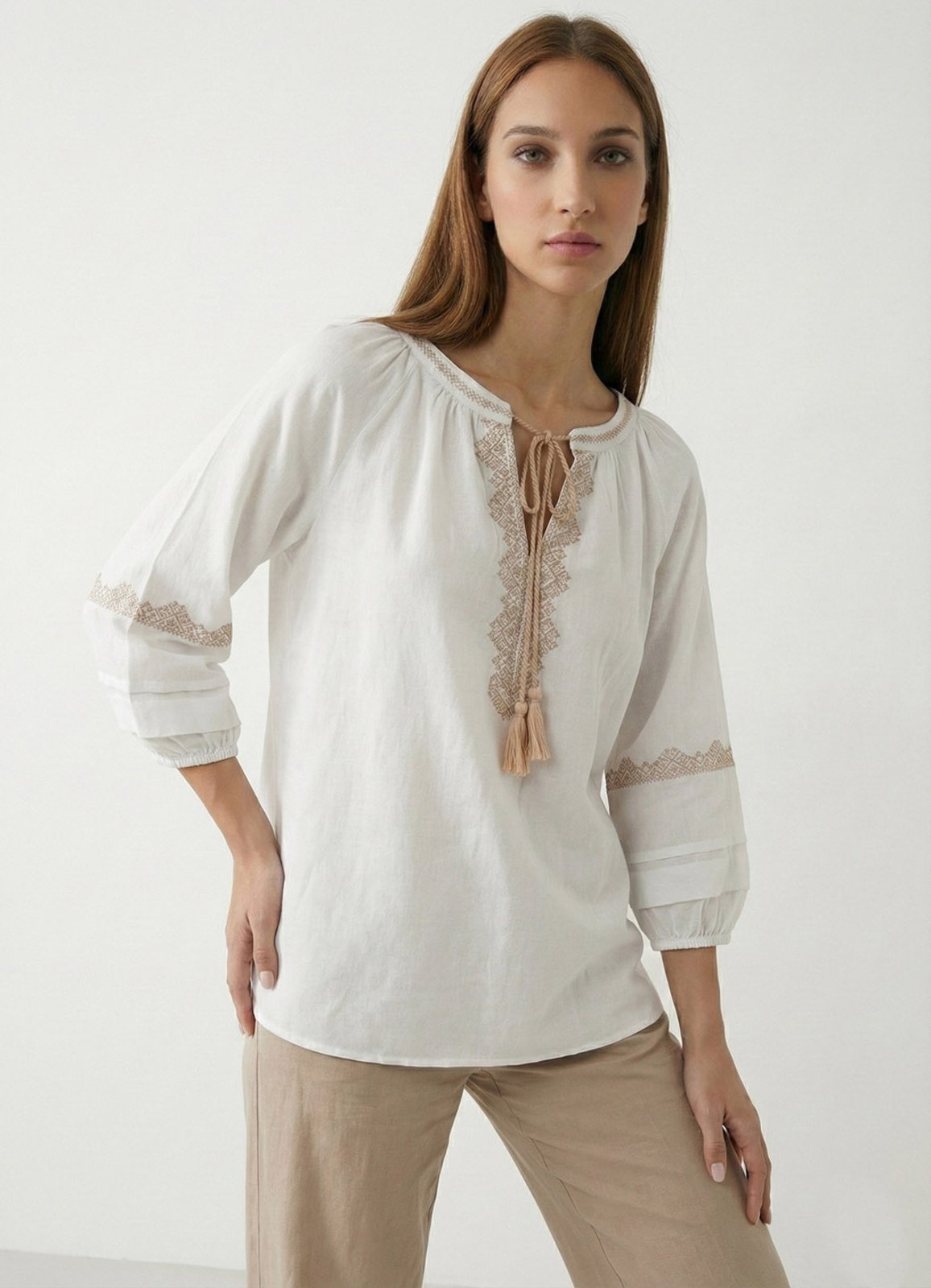 Vista 2 Blusa Branca e Bege Bordada Manga 3/4 Viscose Sob branco SOB branco