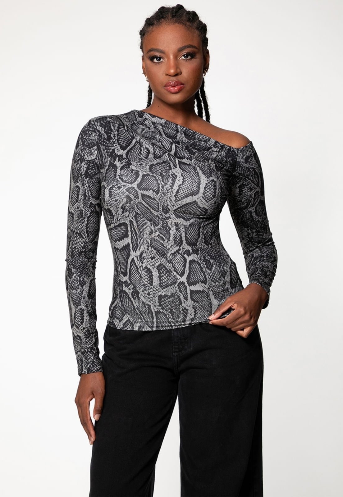 Blusa Guess Ombro Assimétrico Eco Animal Print Cinza
