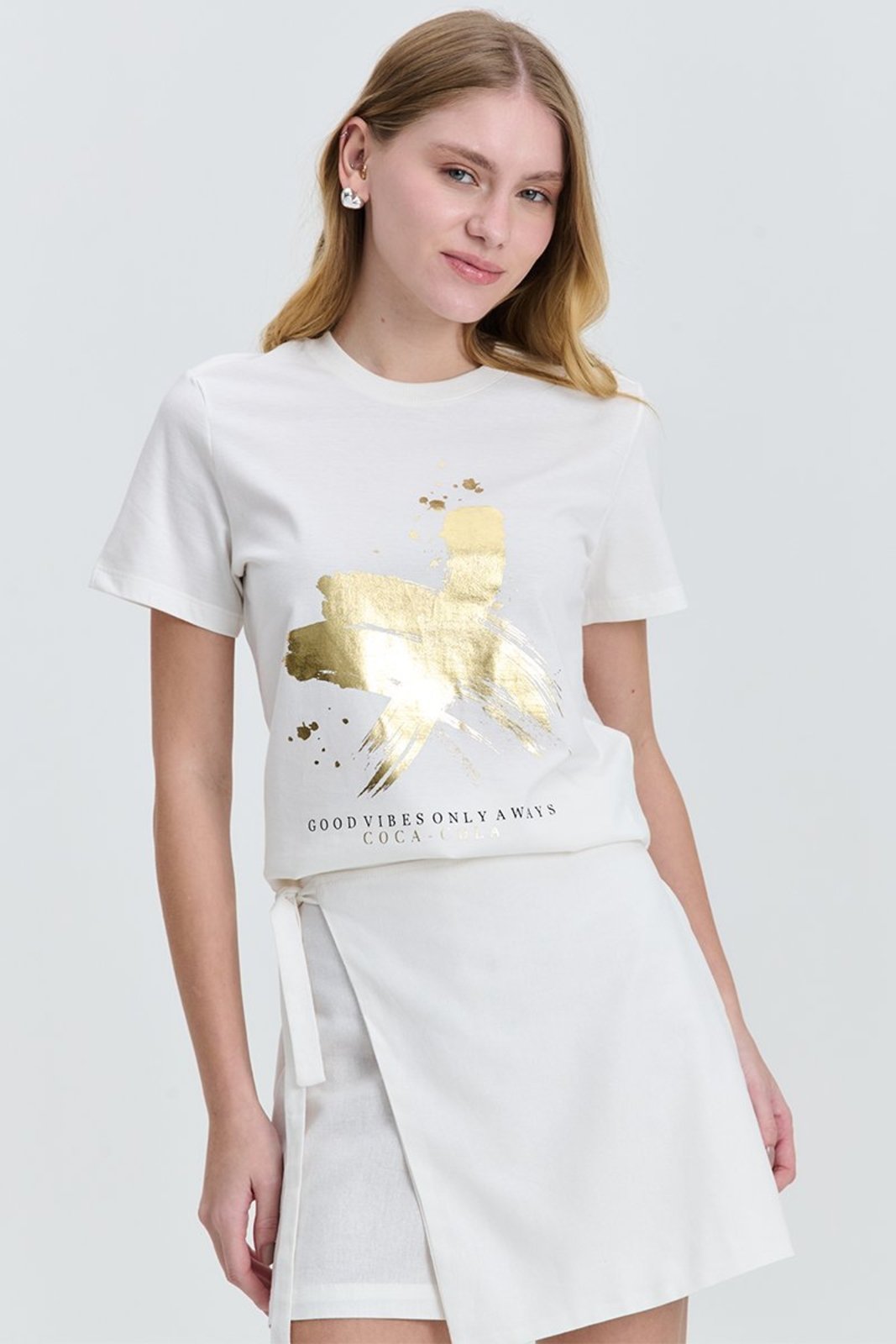 Camiseta Good Vibes Gold Coca-Cola