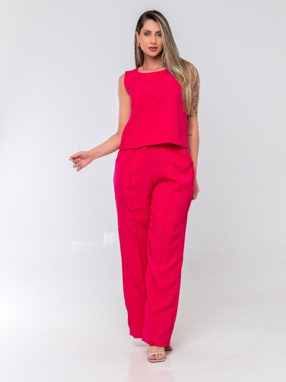 Conjunto Feminino Premium Linhão Calça Pantalona e Regata Modelo Alta Tendência – Rosa Modelo Veste Tamanho M