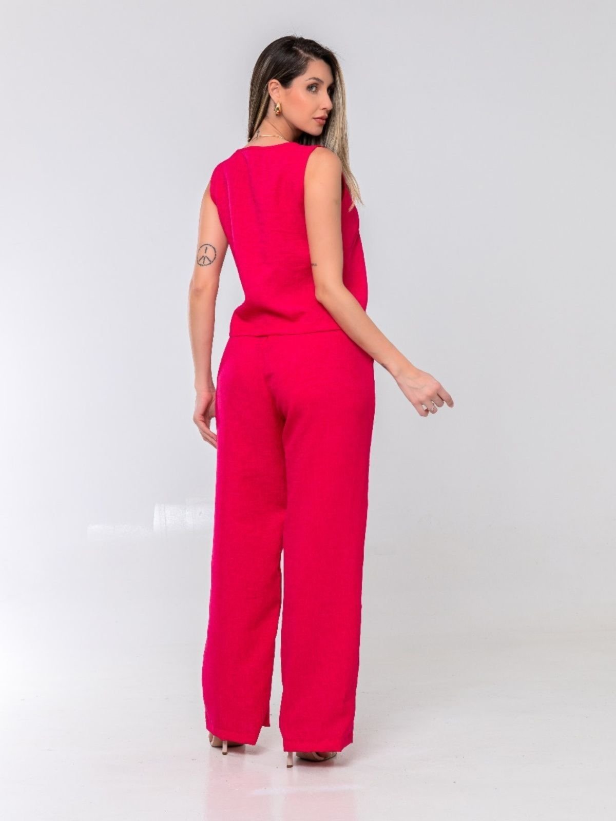 Vista 3 Conjunto Feminino Premium Linhão Calça Pantalona e Regata Modelo Alta Tendência Modelo Veste Tamanho M Docce Mulher rosa Docce Mulher rosa