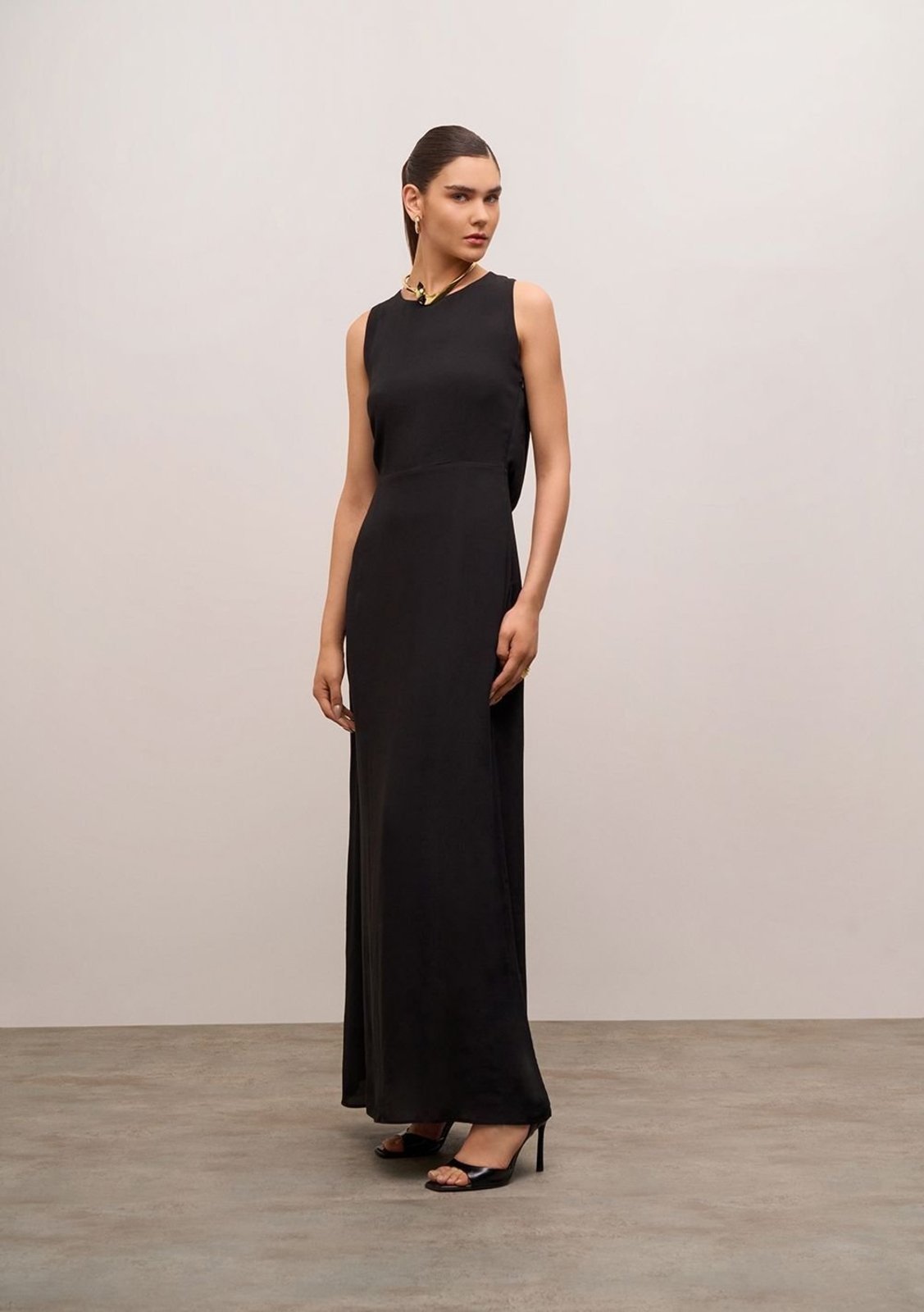 Vestido Iódice Ajustado Gola Alta Sem Manga Longo - Preto