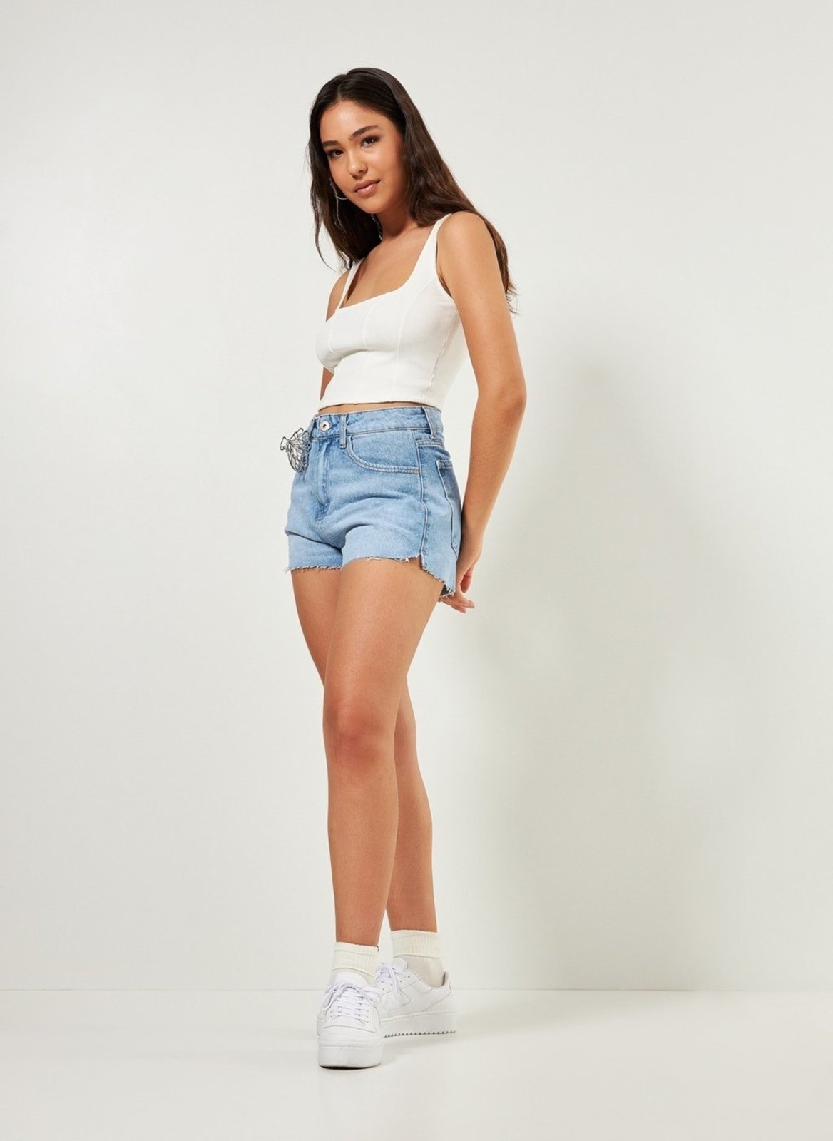 Short Mom Jeans Barra Cortada