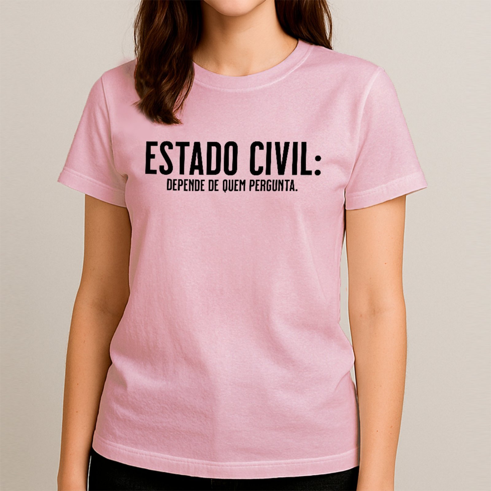 Vista 2 Camiseta Ousy Básica Depende De Quem Pergunta Humor Sarcástico Unissex preto ousy preto