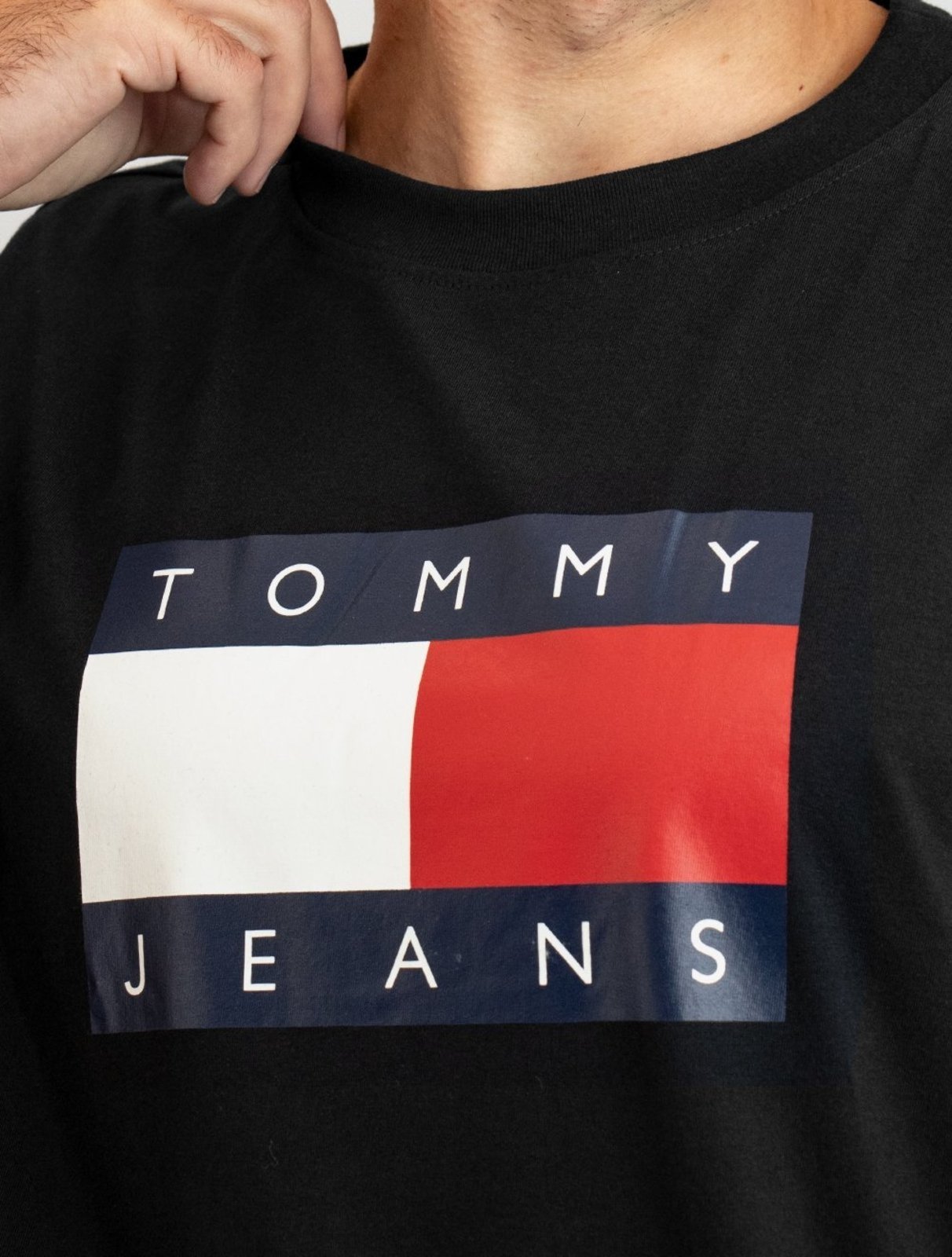 Vista 3 Camiseta Tommy Jeans Masculina Regular Skate Flag Preta preto Tommy Jeans preto
