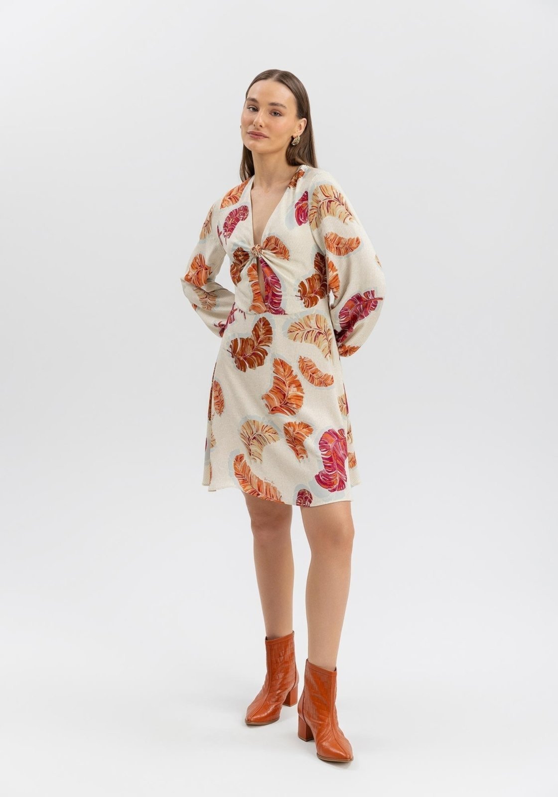 Vista 2 Vestido Lez a Lez Curto Estampado Com Mangas Longas E Detalhe De Nó poás Lez a Lez poás