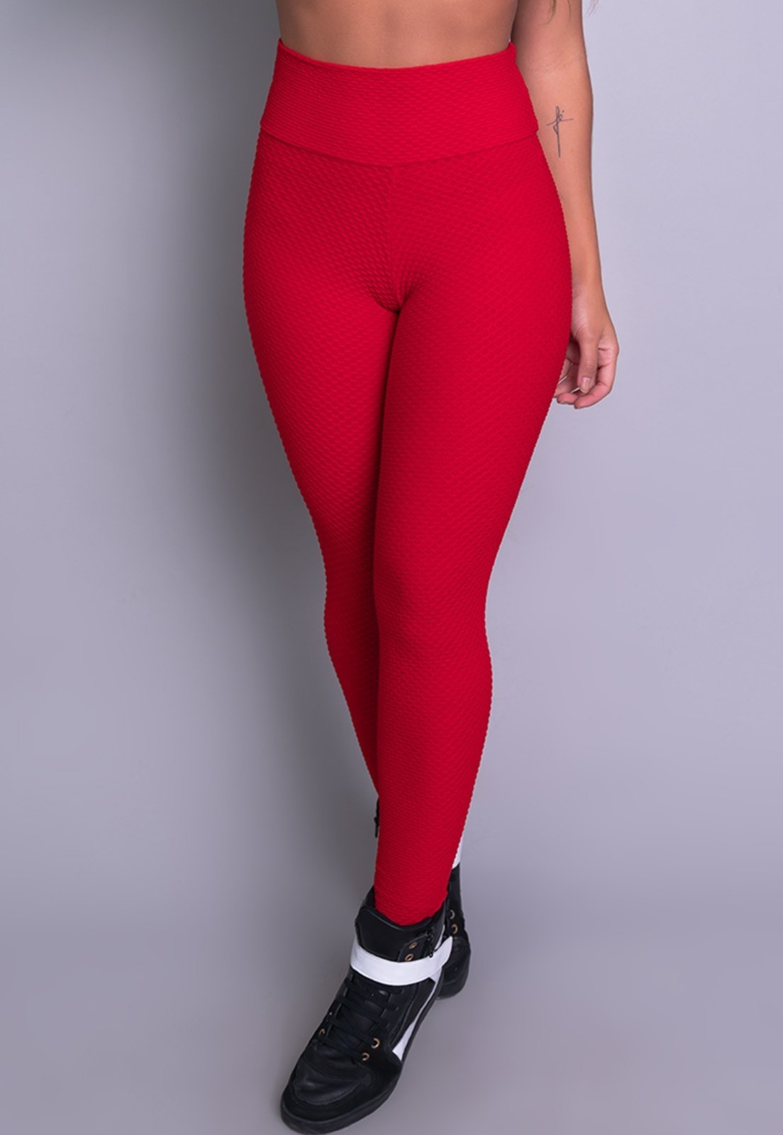 Vista 3 Calça Legging MVB Modas Cintura Alta Textura Tecido Bolha vermelho Mvb Modas vermelho