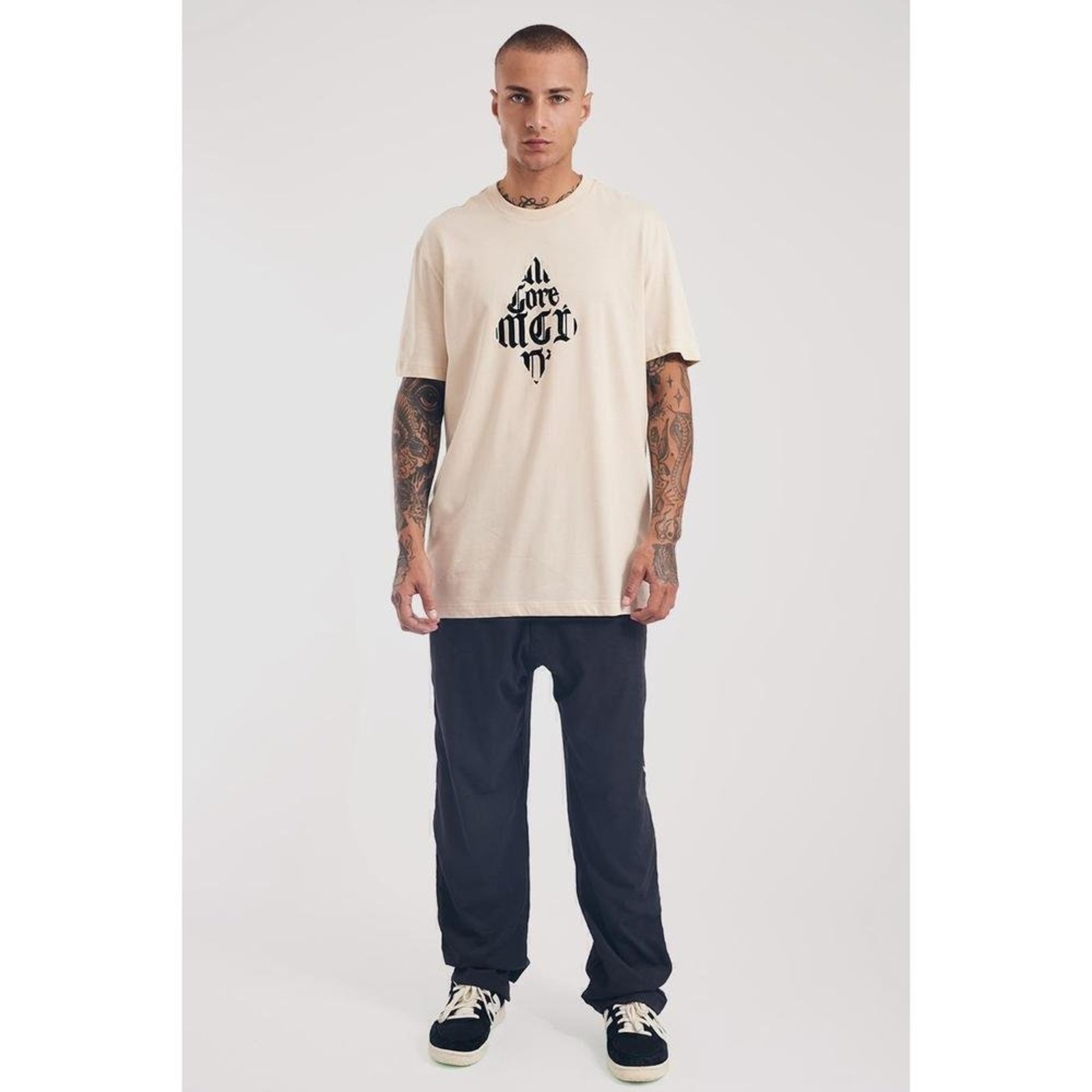 Camiseta Regular Espada Caligrafiti Floc Bege Nevoeiro