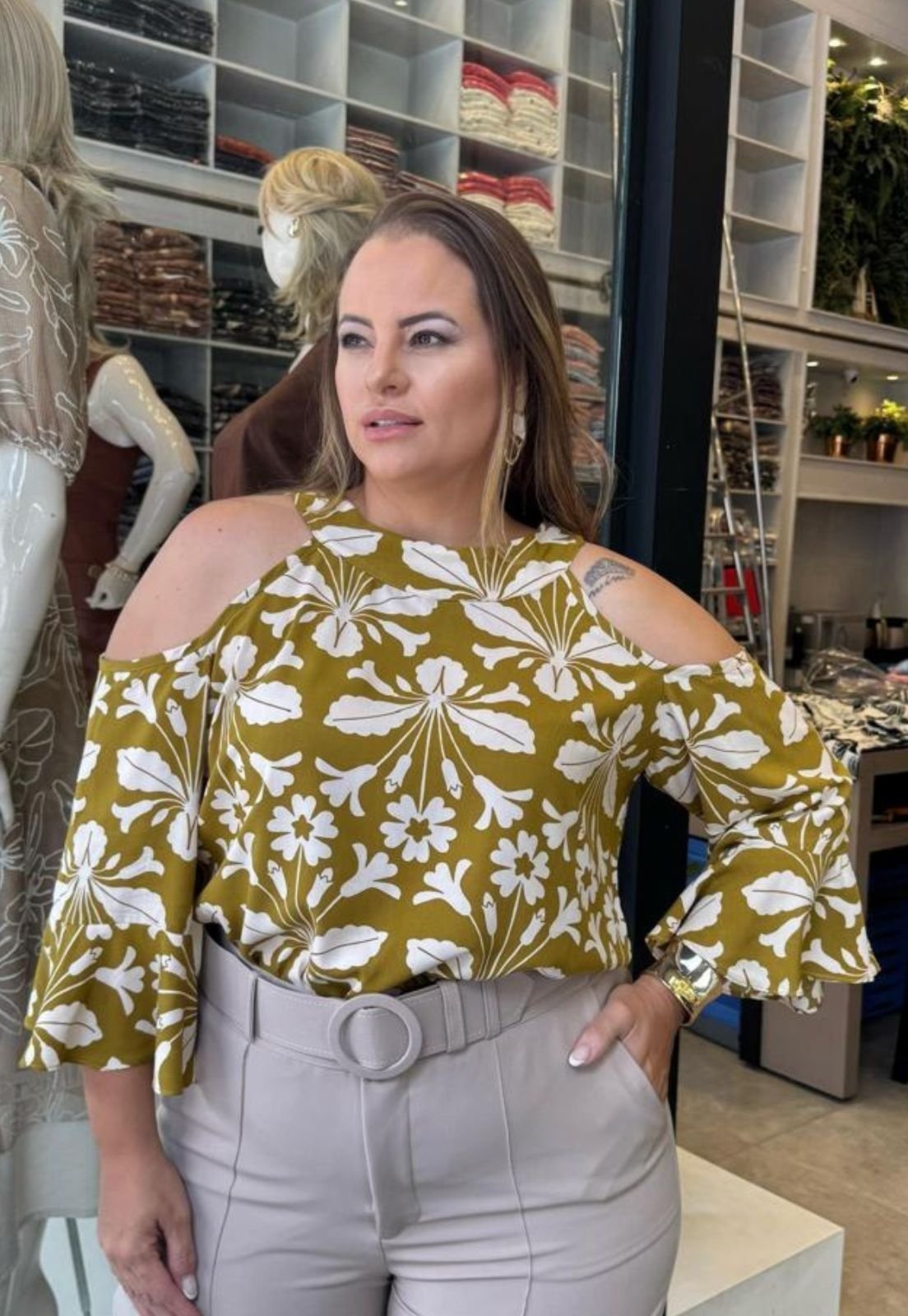 Blusa Plus Size Estampada Ombro Vazado Verde