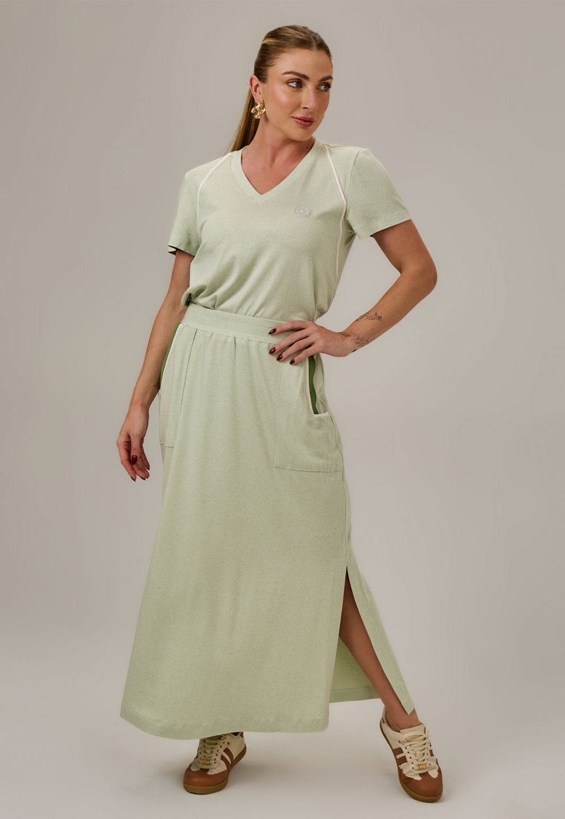 Conjunto de Saia Longa e Blusa em Decote V Verde