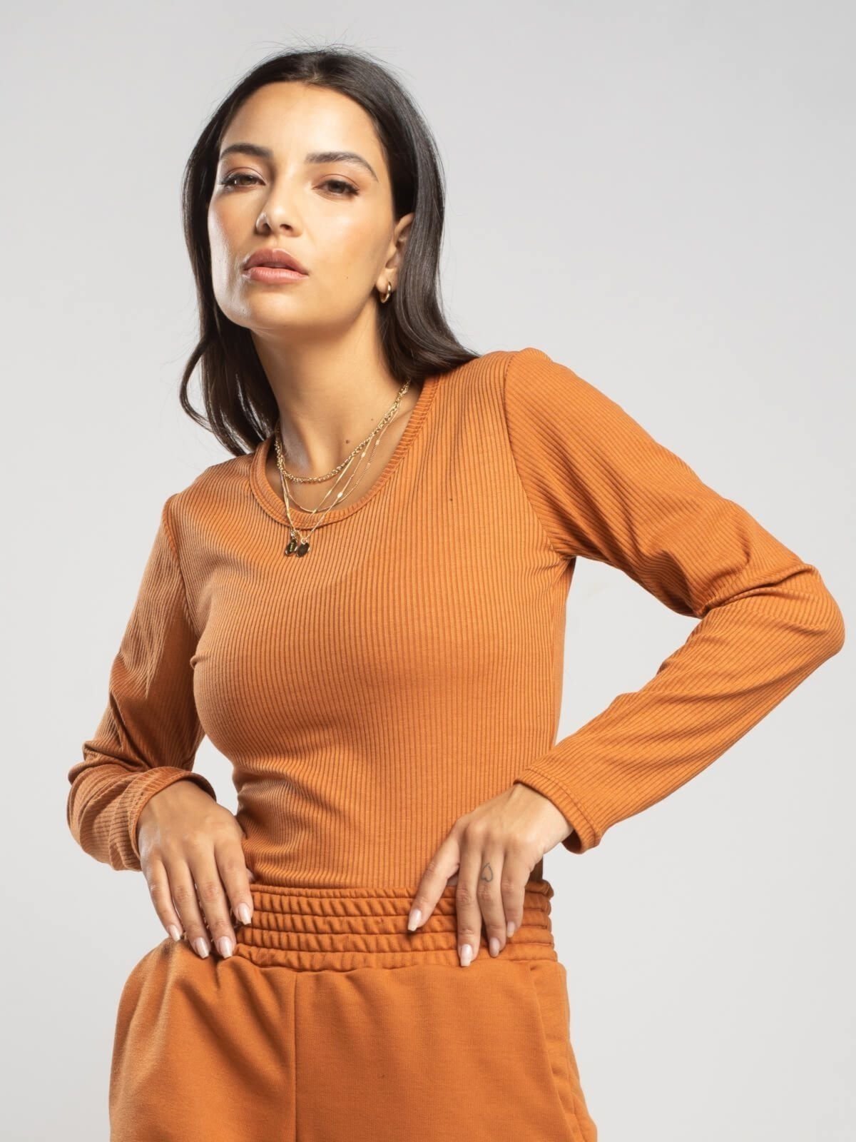 Blusa Canelada Vicbela Manga Longa Comprida Caramelo