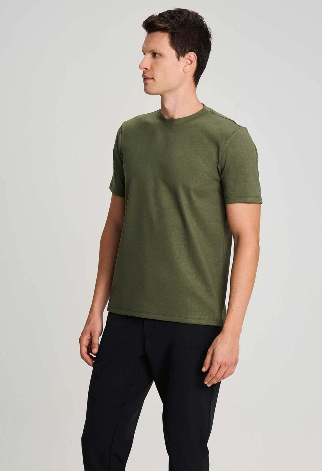 CAMISETA DOCTHOS SLIM MANGA CURTA COM ABERTURA LATERAL CAMISETA DOCTHOS SLIM MANGA CURTA COM ABERTURA LATERAL 041 VERDE MILITAR EG