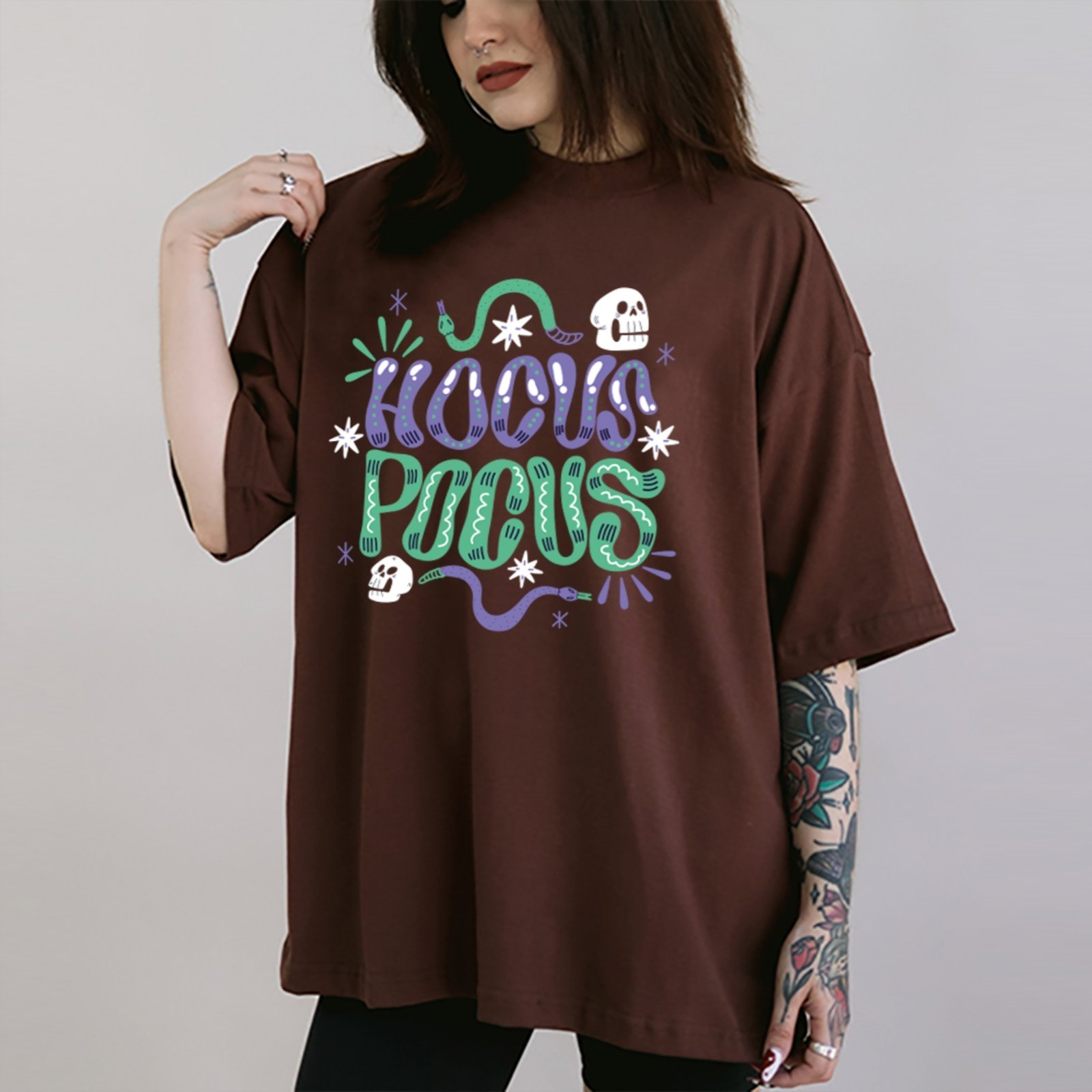 Camiseta Ousy Hocus Pocus Estilo Místico Oversized Unissex Marrom