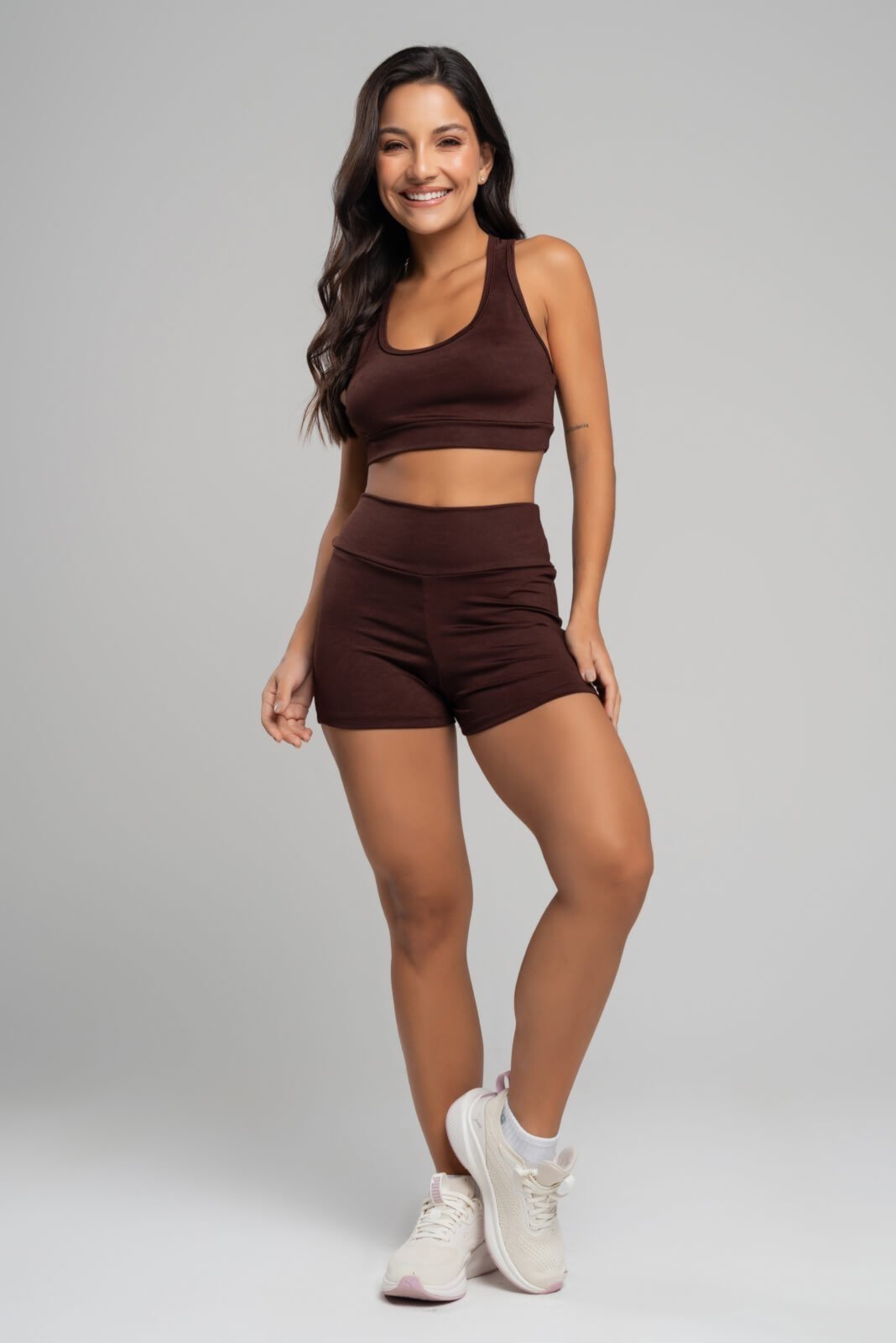Conjunto Fitness Vicbela Short Curto + Top Nadador Suplex Feminino Moda Fitness Academia de Treino Marrom