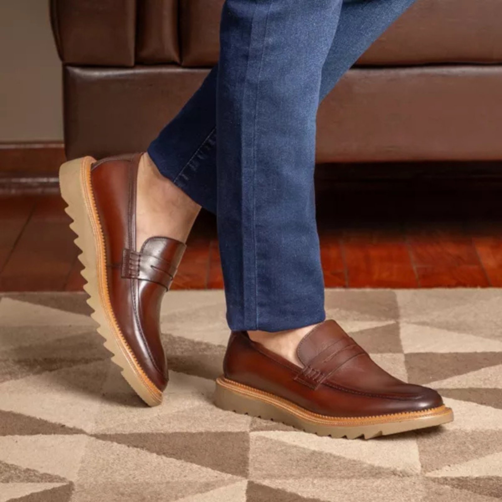 Sapato Social Casual em Couro Moderno Sola Tratorada Loafer Elegante e Confortável Mocassim Clássico Para o Dia a Dia