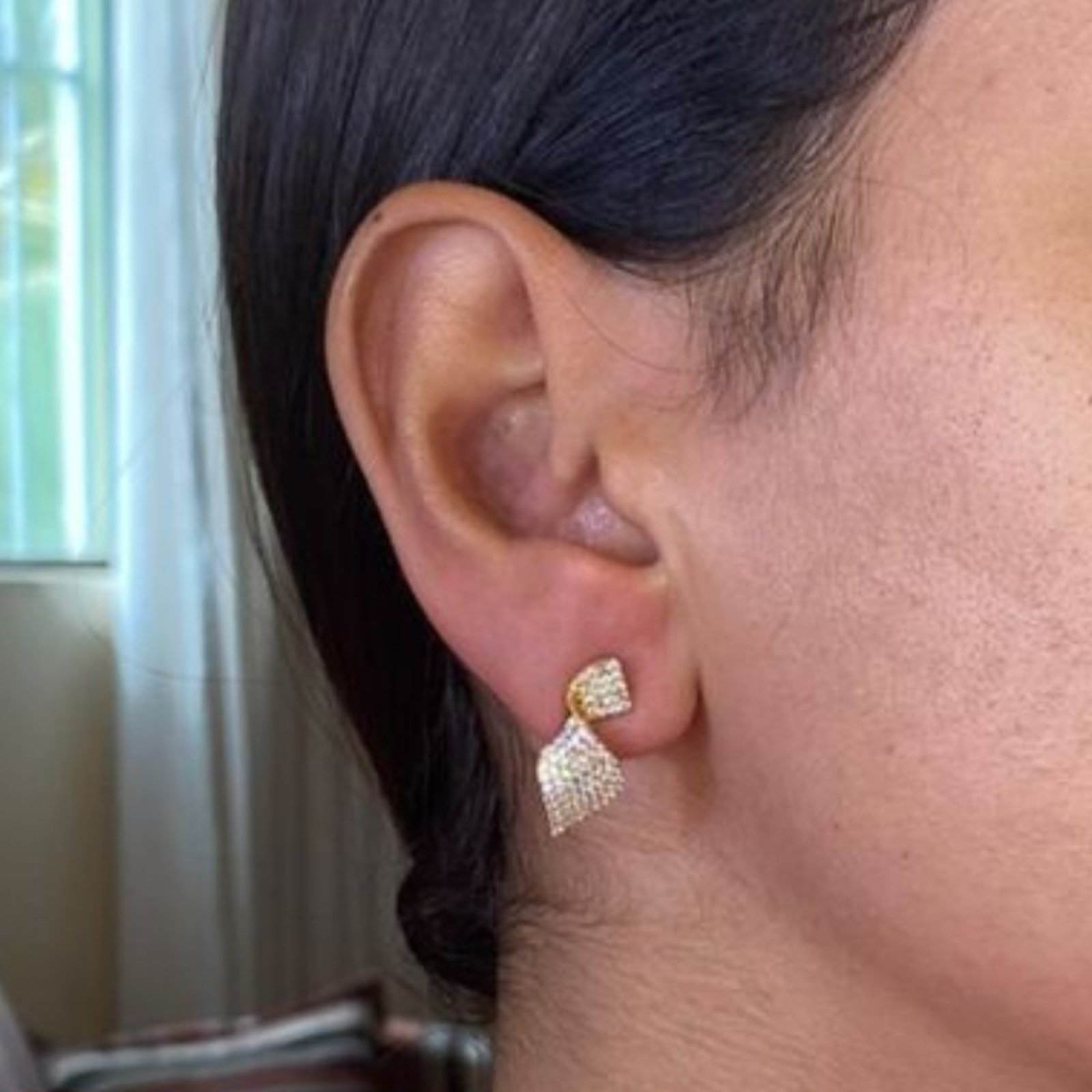 Brinco Vih Triny Torcido Com Zircônias Banhado a Ouro