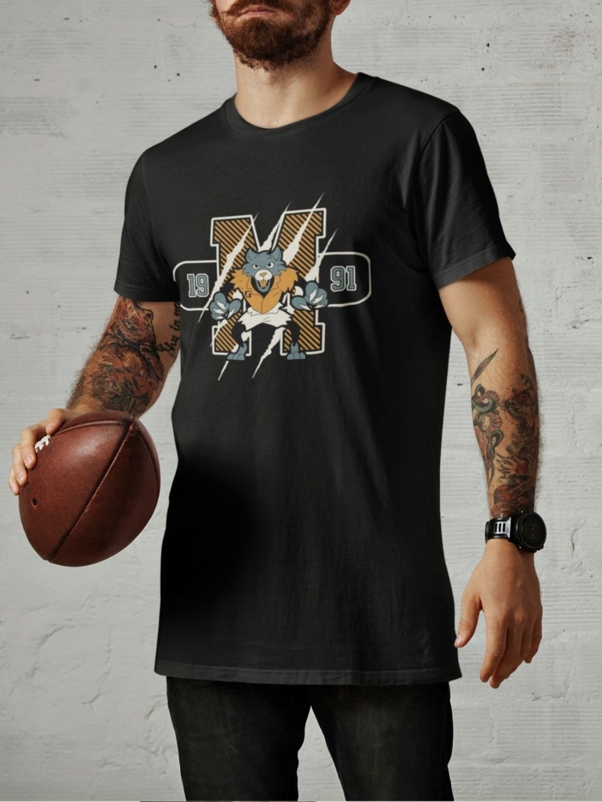 Camiseta Básica Masculina GuGi Lobo Mascote Futebol Americano Garras Preto