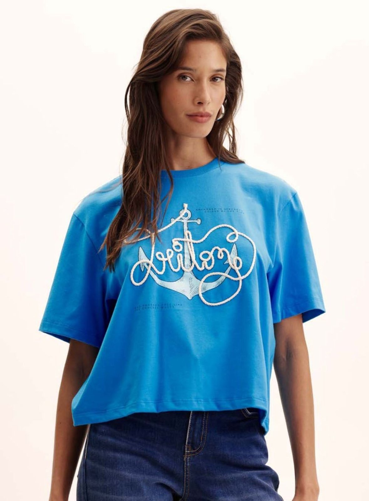 Camiseta Feminina Boy Estampada E Bordada Triton Azul Isola