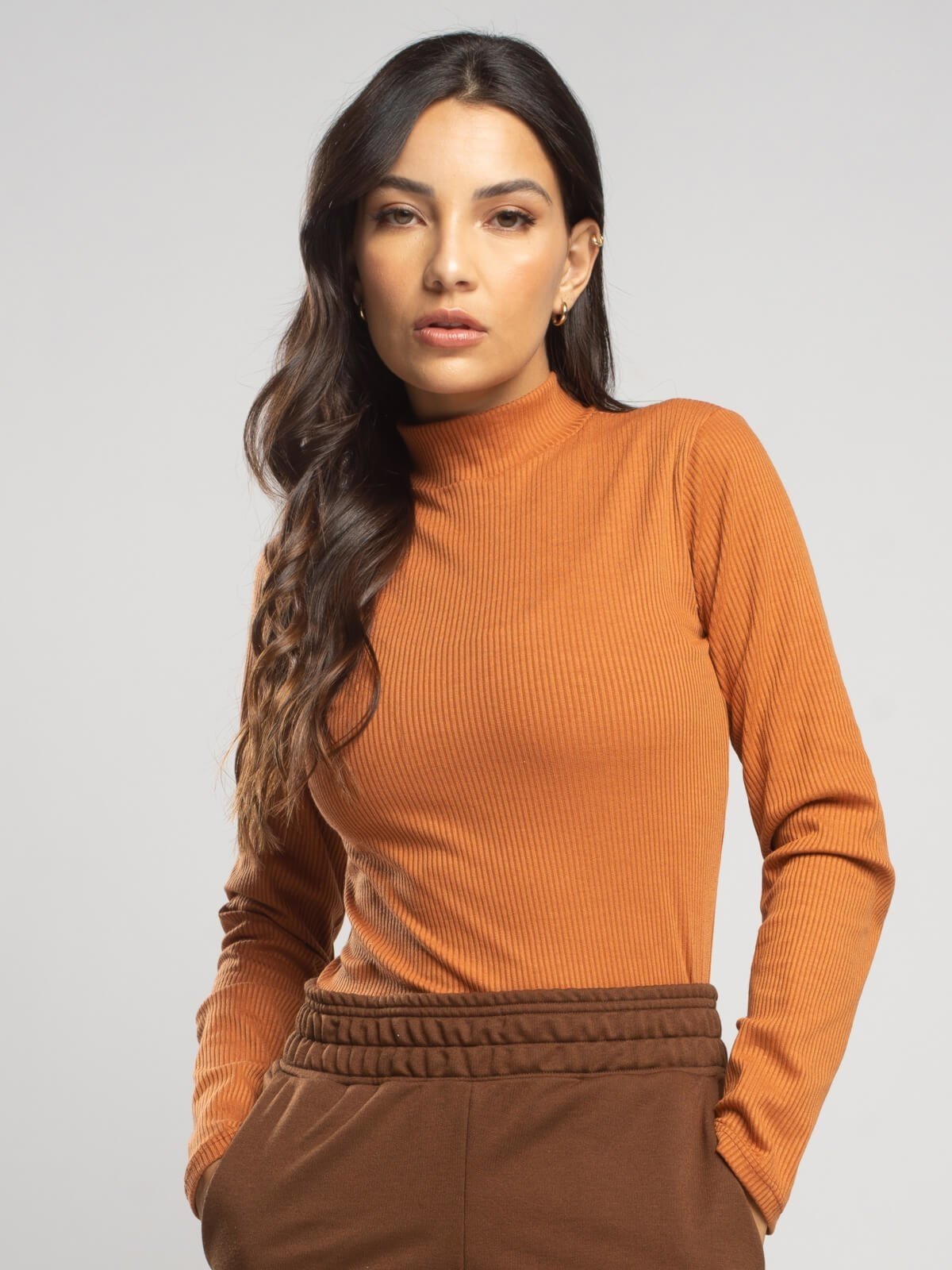 Blusa Feminina Canelada Gola Alta Manga Longa Básica Vicbela Caramelo