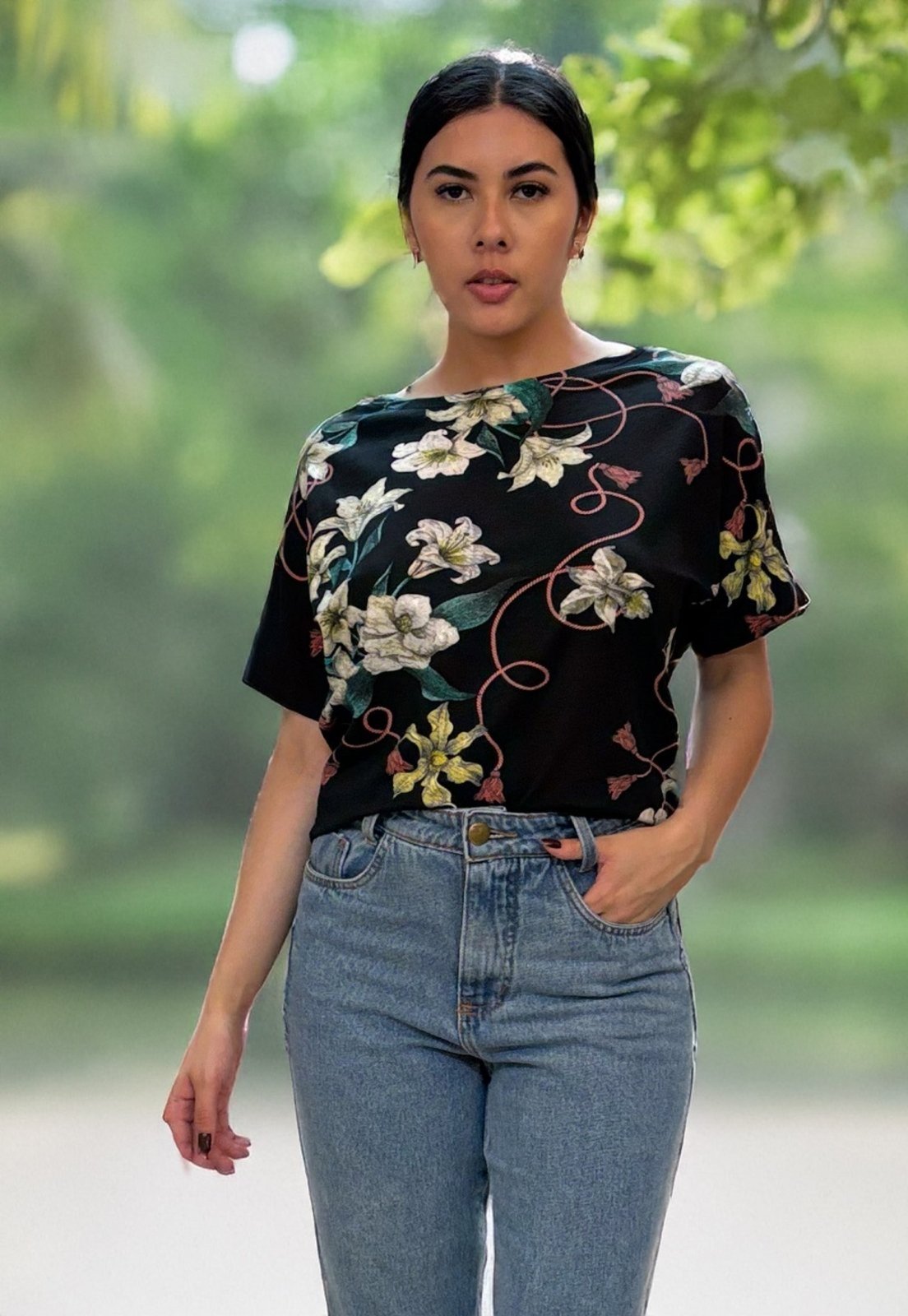 Blusa Básica Morcego Malha Gola Canoa Manga Curta Preto Floral