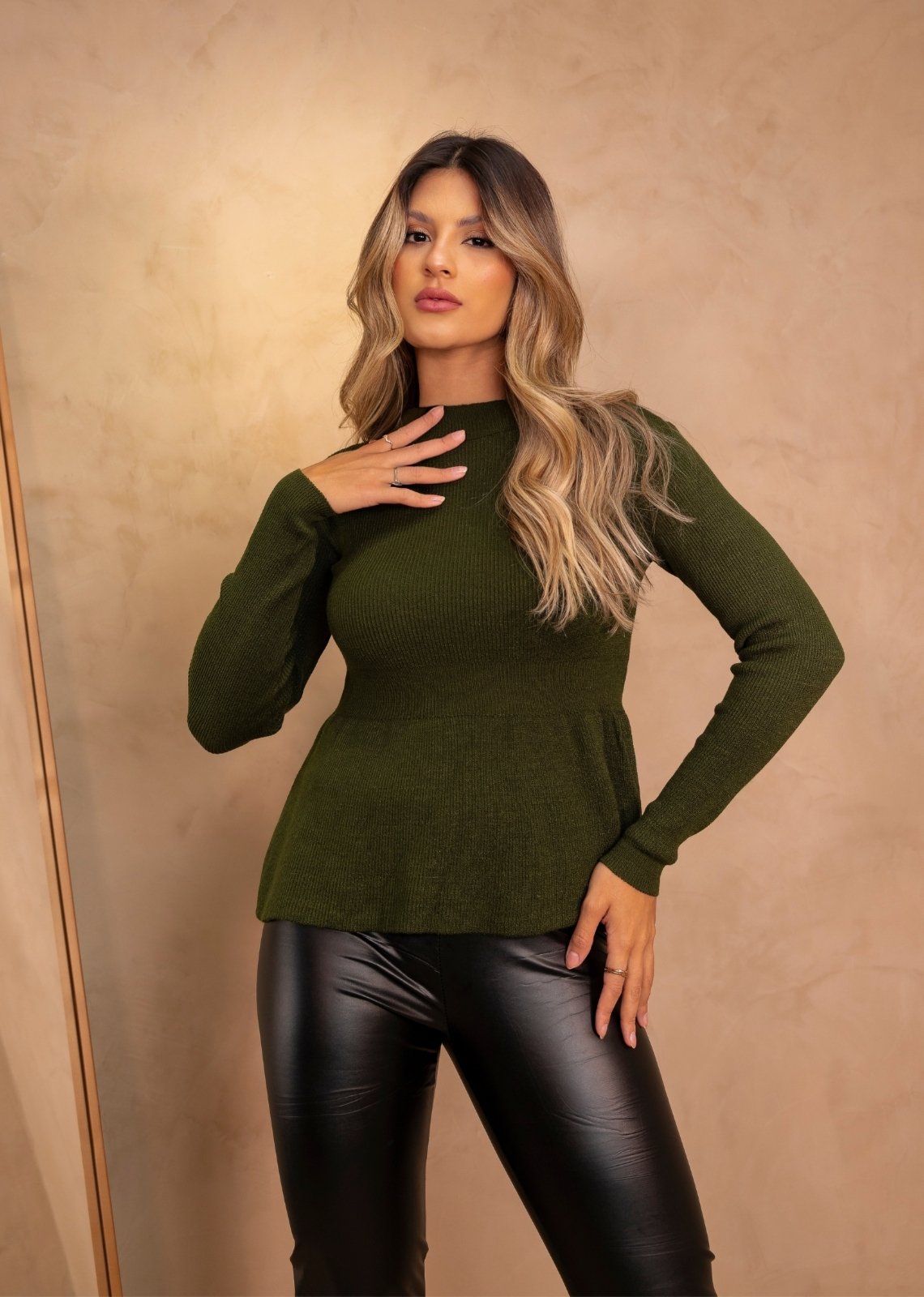 Vista 3 Blusa Manga Longa Cropped Detalhe na Cintura Tricot Jayra Cia do Vestido verde Cia do Vestido verde