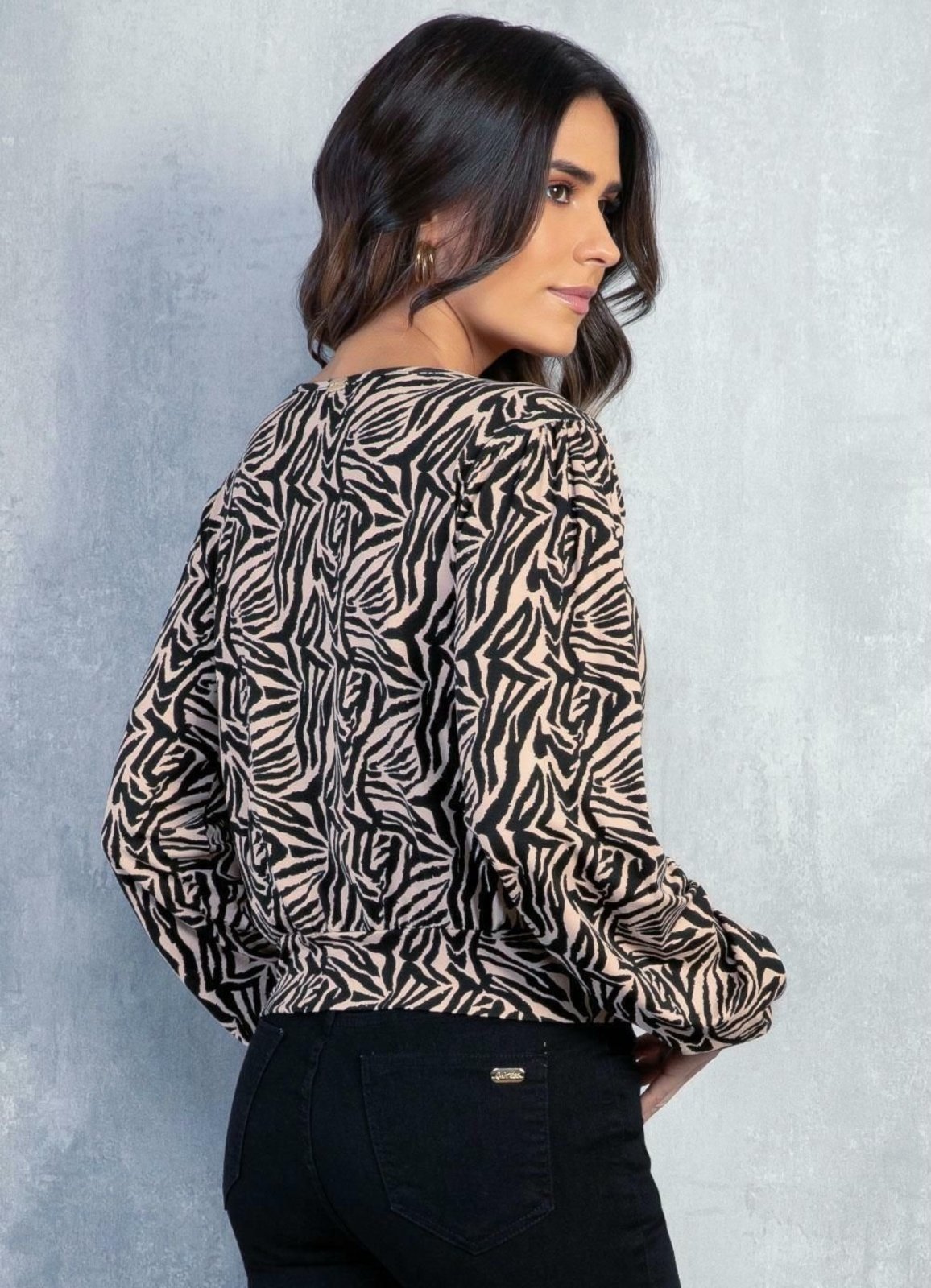 Vista 3 Blusa Transpassada Mangas Bufantes Zebra Quintess rosa Quintess rosa