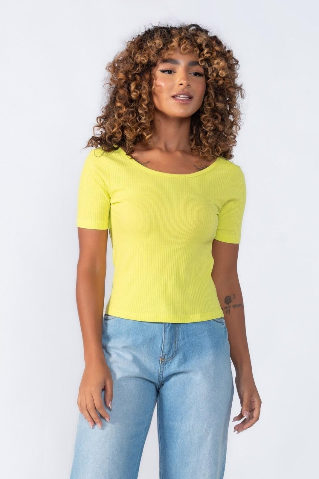Blusa canelada detalhe costas Verde