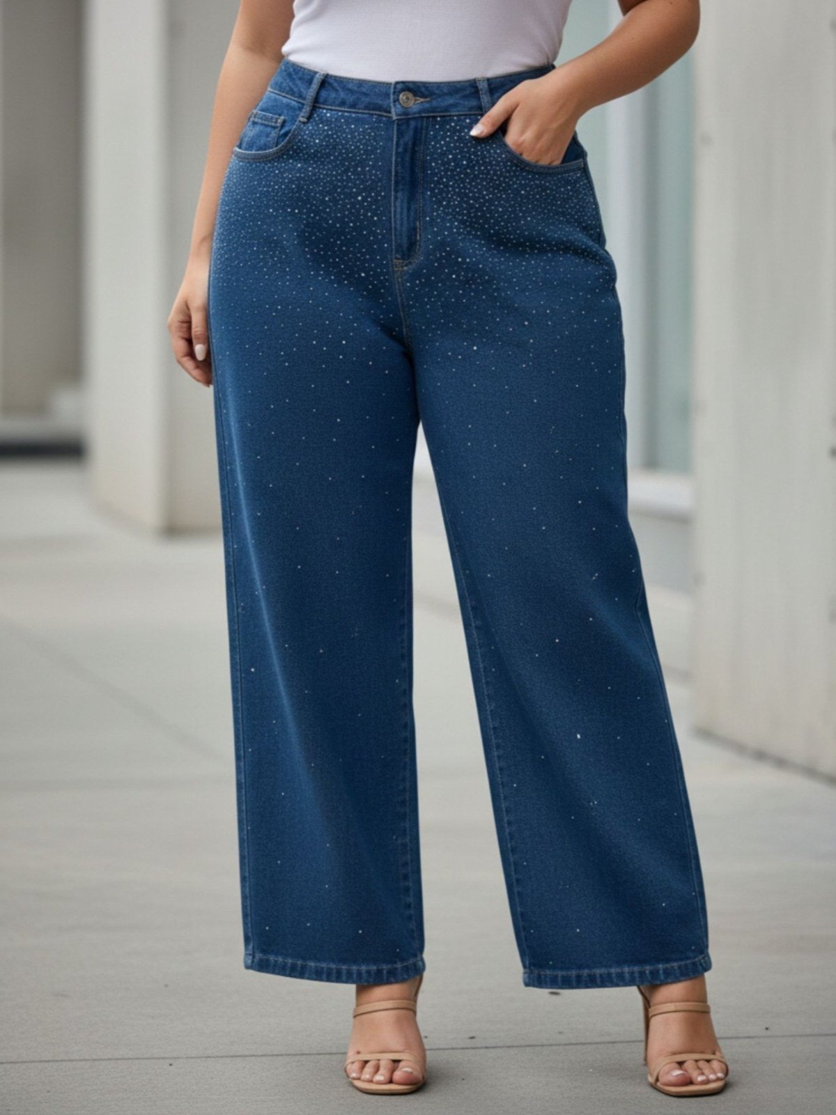 Vista 3 Calça Jeans Feminina Plus Size Reta Brilhos Cintura Alta Bolsos Azul Escuro Barra Feita jeans azul jeans azul