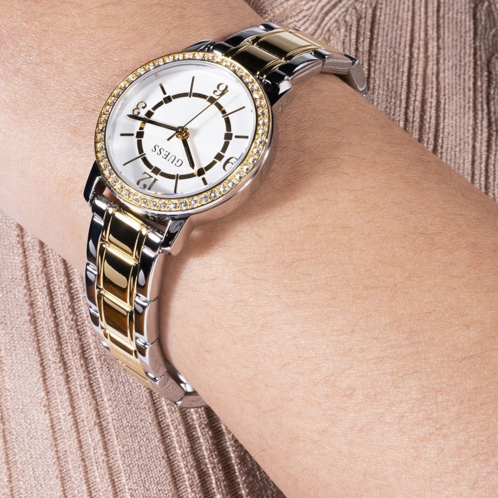Vista 3 Relógio Guess Feminino e Dourado Caixa Pequena prata Guess prata