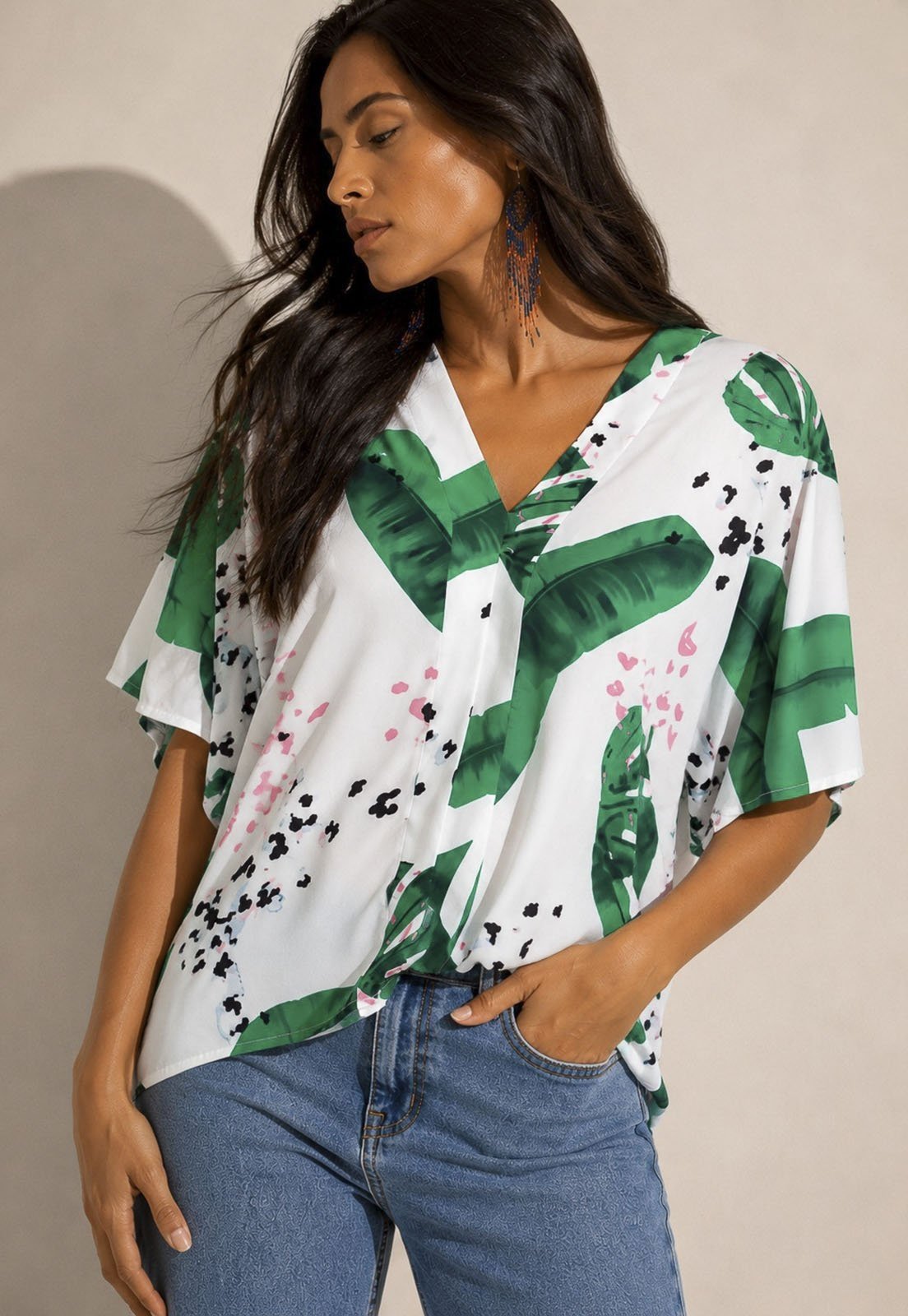 Blusa Cabanafree Gola V Manga Curta Estampa Folhagem Poética