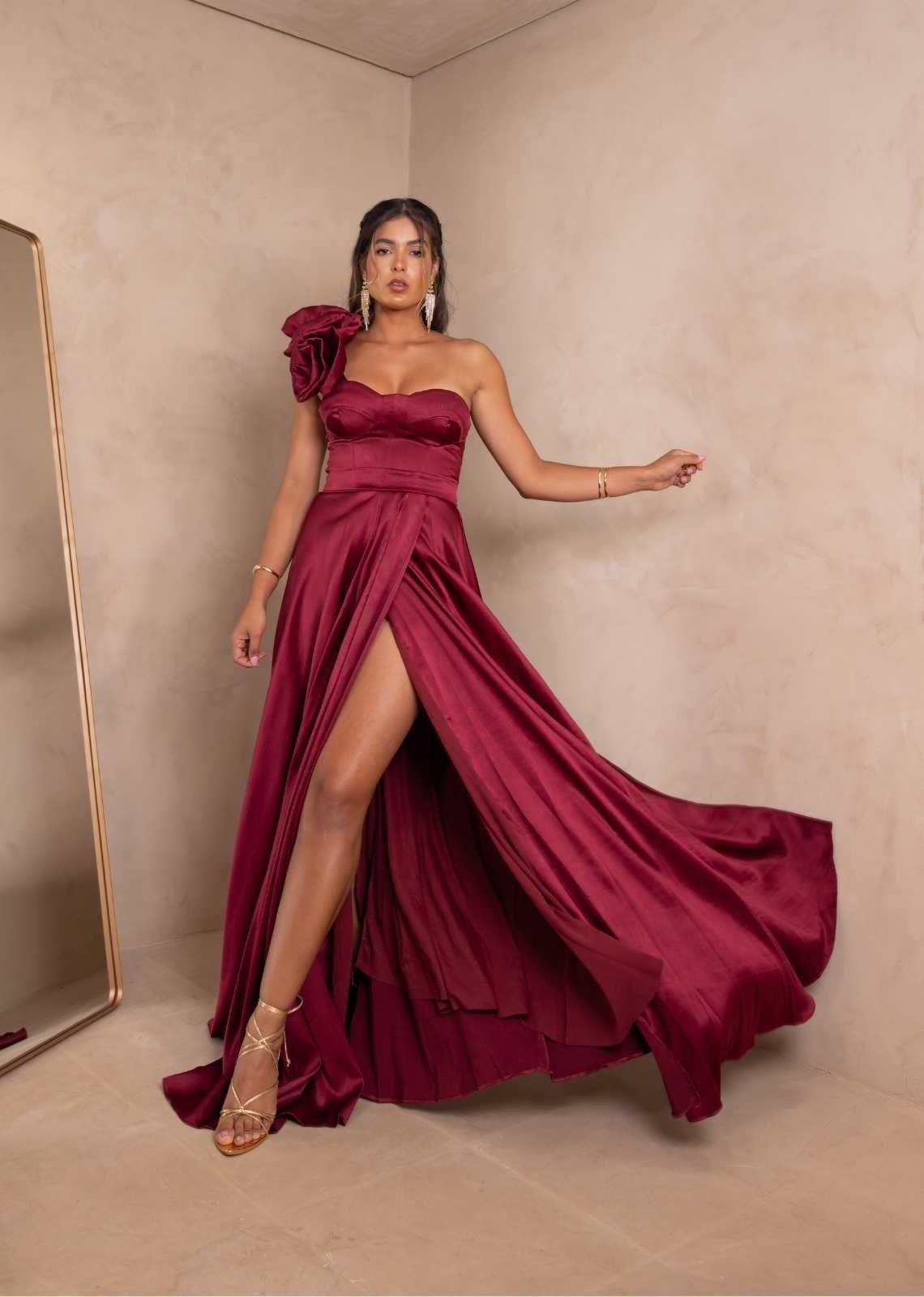 Vestido Longo de Festa um Ombro com Flor Corselet Falyne Marsala