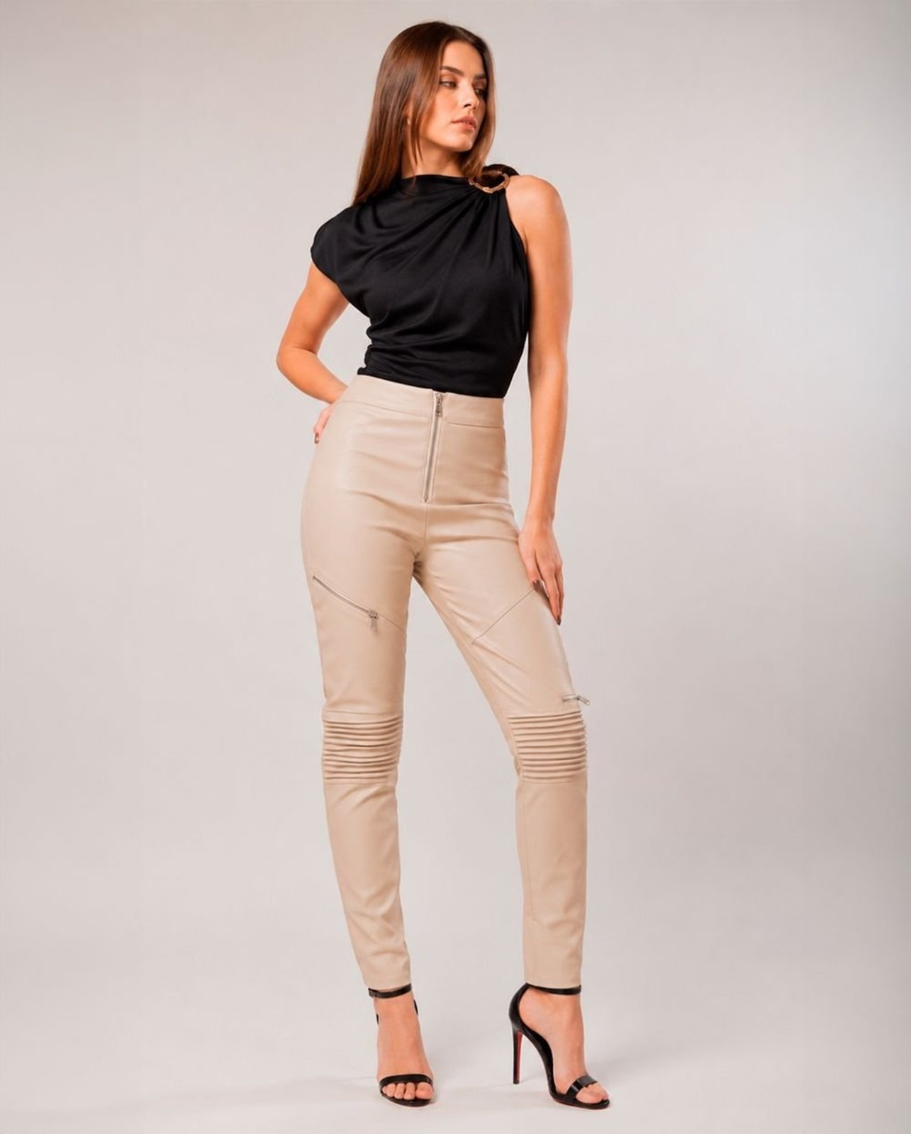 Calça Material Sintético Skinny Feminina Cintura Alta com Zíper Na Perna 90539 Bege Consciência