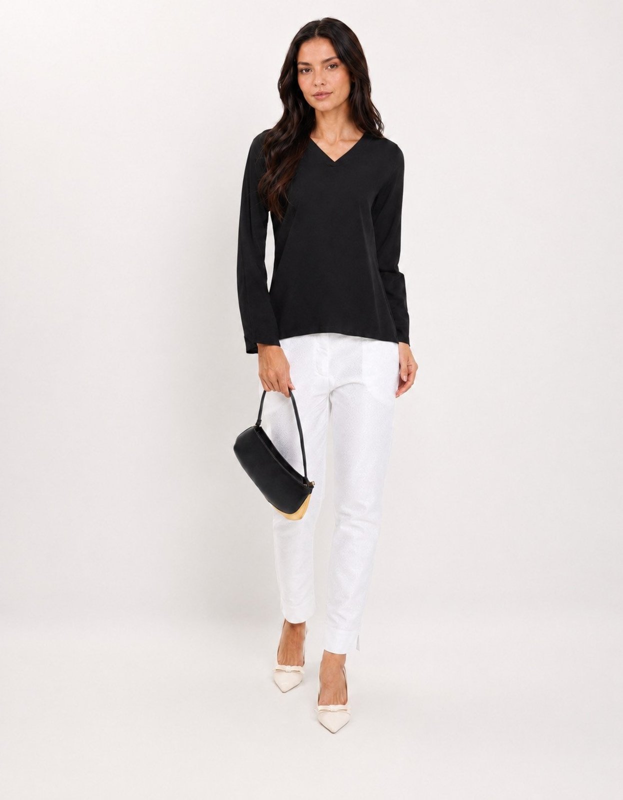 Blusa Feminina Pompier Manga Longa em Viscose com Decote V Preto