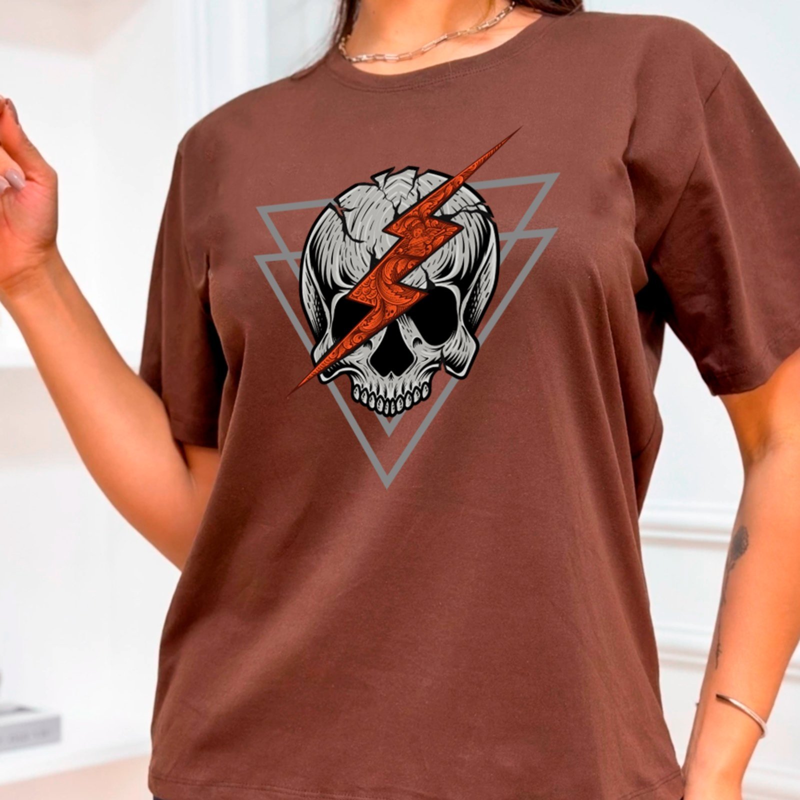 Camiseta Ousy Streetwear Caveira com Raio Vermelho Oversized Unissex Marrom