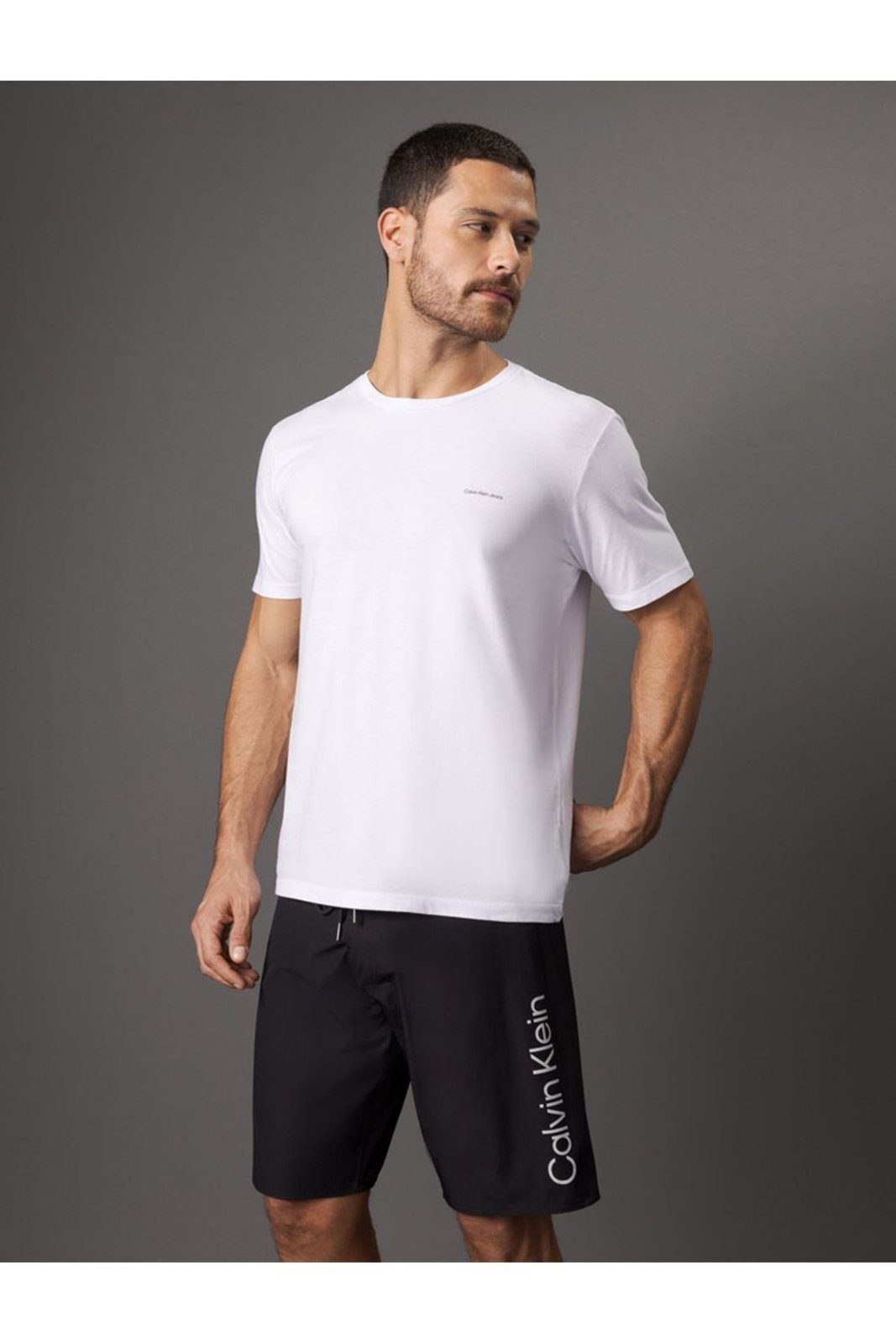 Camiseta Masculina de Algodão Básica Estampa Logo Minimalista No Peito Calvin Klein Jeans - Branco Calvin Klein Jeans