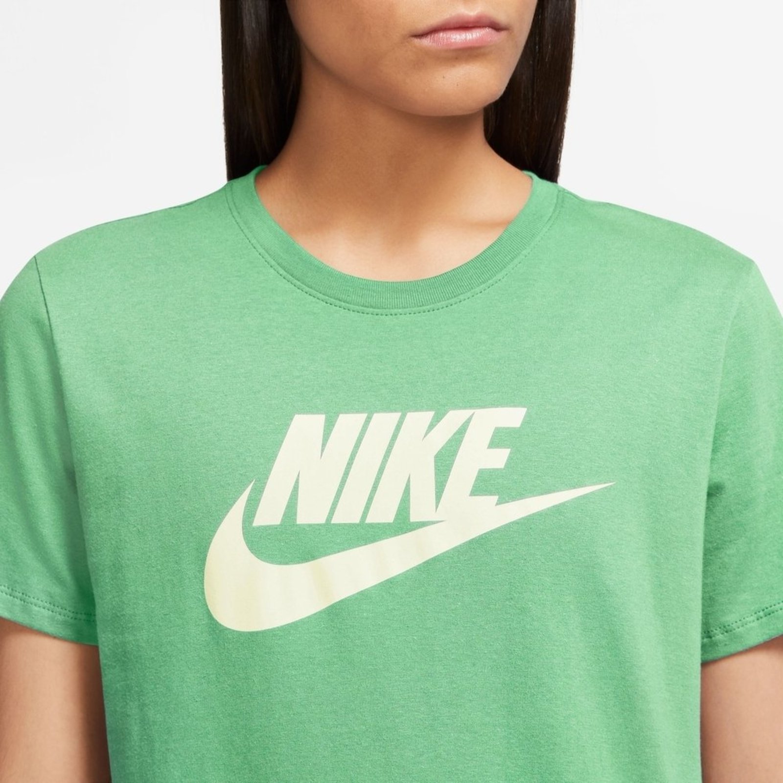 Camiseta Nike Sportswear Essentials Feminina