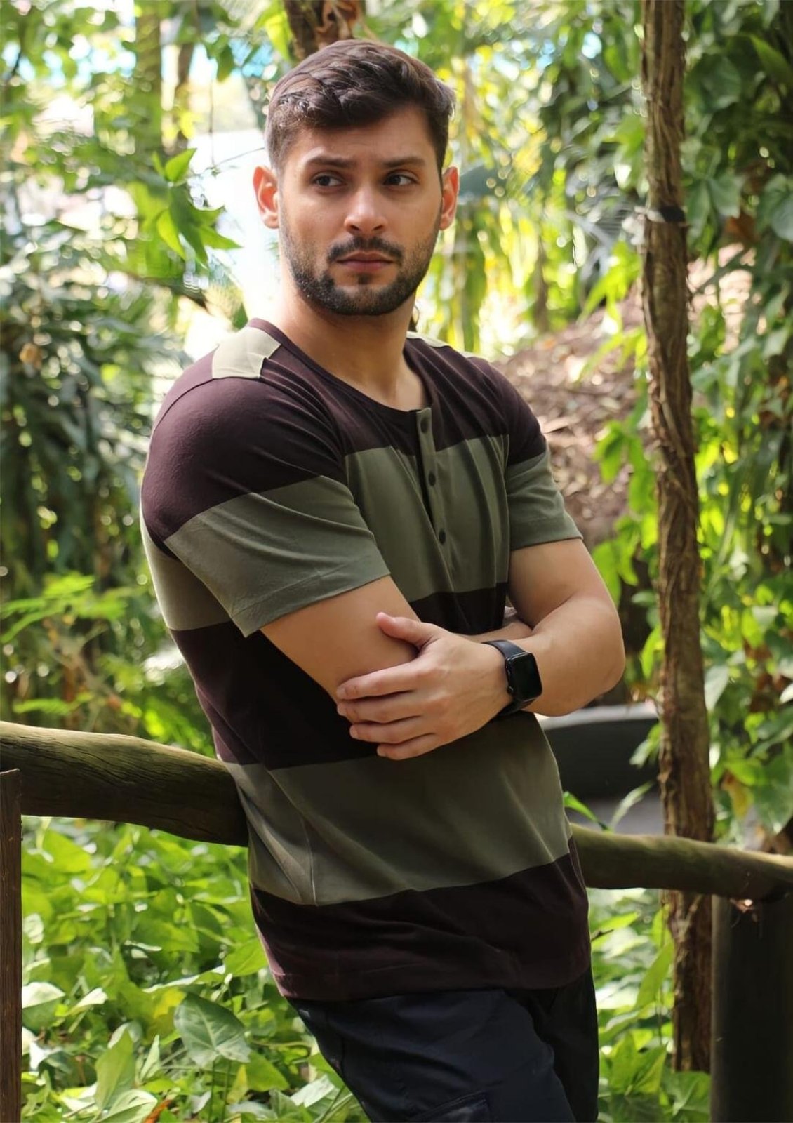 Camiseta botões e bolso Listrada | Pau a Pique Verde